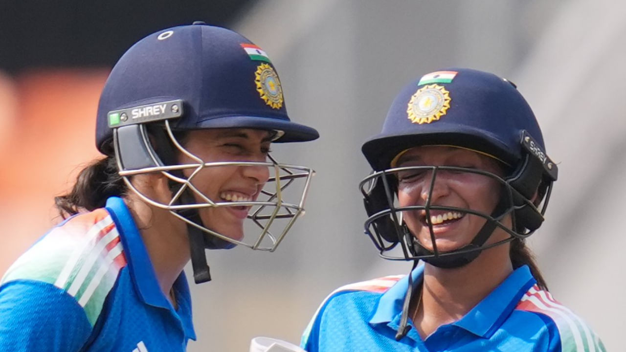 ಮಹಿಳಾ ಏಕದಿನ ವಿಶ್ವಕಪ್ಗೂ ಮುನ್ನ ಭಾರತ ಹಾಗೂ ಆಸ್ಟ್ರೇಲಿಯಾ ಮಹಿಳಾ ತಂಡಗಳು ಭಾರತದಲ್ಲಿ ಏಕದಿನ ಸರಣಿಯನ್ನು ಆಡುತ್ತಿವೆ. ಸರಣಿಯ ಮೊದಲ ಪಂದ್ಯವನ್ನು ಆಸ್ಟ್ರೇಲಿಯಾ ಏಕಪಕ್ಷೀಯವಾಗಿ ಗೆದ್ದುಕೊಂಡಿತ್ತು. ಇದೀಗ ಸರಣಿಯನ್ನು ಸಮಬಲಗೊಳಿಸುವ ಇರಾದೆಯಲ್ಲಿರುವ ಭಾರತ ಮಹಿಳಾ ತಂಡ ಎರಡನೇ ಏಕದಿನ ಪಂದ್ಯದಲ್ಲಿ ಮೊದಲು ಬ್ಯಾಟಿಂಗ್ ಮಾಡುತ್ತಿದ್ದು, ಬೃಹತ್ ಮೊತ್ತದತ್ತ ದಾಪುಗಾಲಿಟ್ಟಿದೆ.