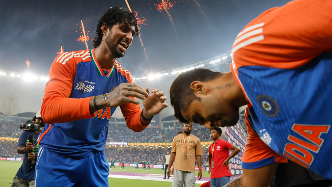 IND vs PAK: ಪಾಕಿಸ್ತಾನವನ್ನು ಮಣಿಸಿ 9ನೇ ಬಾರಿಗೆ ಏಷ್ಯಾಕಪ್ ಎತ್ತಿಹಿಡಿದ ಟೀಂ ಇಂಡಿಯಾ IND vs PAK: ಪಾಕಿಸ್ತಾನವನ್ನು ಮಣಿಸಿ 9ನೇ ಬಾರಿಗೆ ಏಷ್ಯಾಕಪ್ ಎತ್ತಿಹಿಡಿದ ಟೀಂ ಇಂಡಿಯಾ