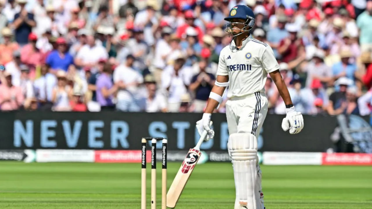 ದುಲೀಪ್ ಟ್ರೋಫಿಯ ಸೆಮಿಫೈನಲ್‌ ಪಂದ್ಯ ಪಶ್ಚಿಮ ವಲಯ ಹಾಗೂ ಕೇಂದ್ರ ವಲಯ ತಂಡಗಳ ನಡುವೆ ನಡೆಯುತ್ತಿದೆ. ಈ ಪಂದ್ಯದಲ್ಲಿ ಪಶ್ಚಿಮ ವಲಯ ತಂಡದ ಪರ ಆರಂಭಿಕನಾಗಿ ಕಣಕ್ಕಿಳಿದಿದ್ದ ಯಶಸ್ವಿ ಜೈಸ್ವಾಲ್ ಮೊದಲ ಇನ್ನಿಂಗ್ಸ್​ನಲ್ಲಿ ಕೇವಲ 3 ಎಸೆತಗಳನ್ನು ಎದುರಿಸಿ 4 ರನ್ ಕಲೆಹಾಕಿ ಖಲೀಲ್ ಅಹ್ಮದ್ ಅವರ ಬೌಲಿಂಗ್​ನಲ್ಲಿ ಎಲ್ಬಿಡಬ್ಲ್ಯೂ ಔಟ್ ಆದರು.