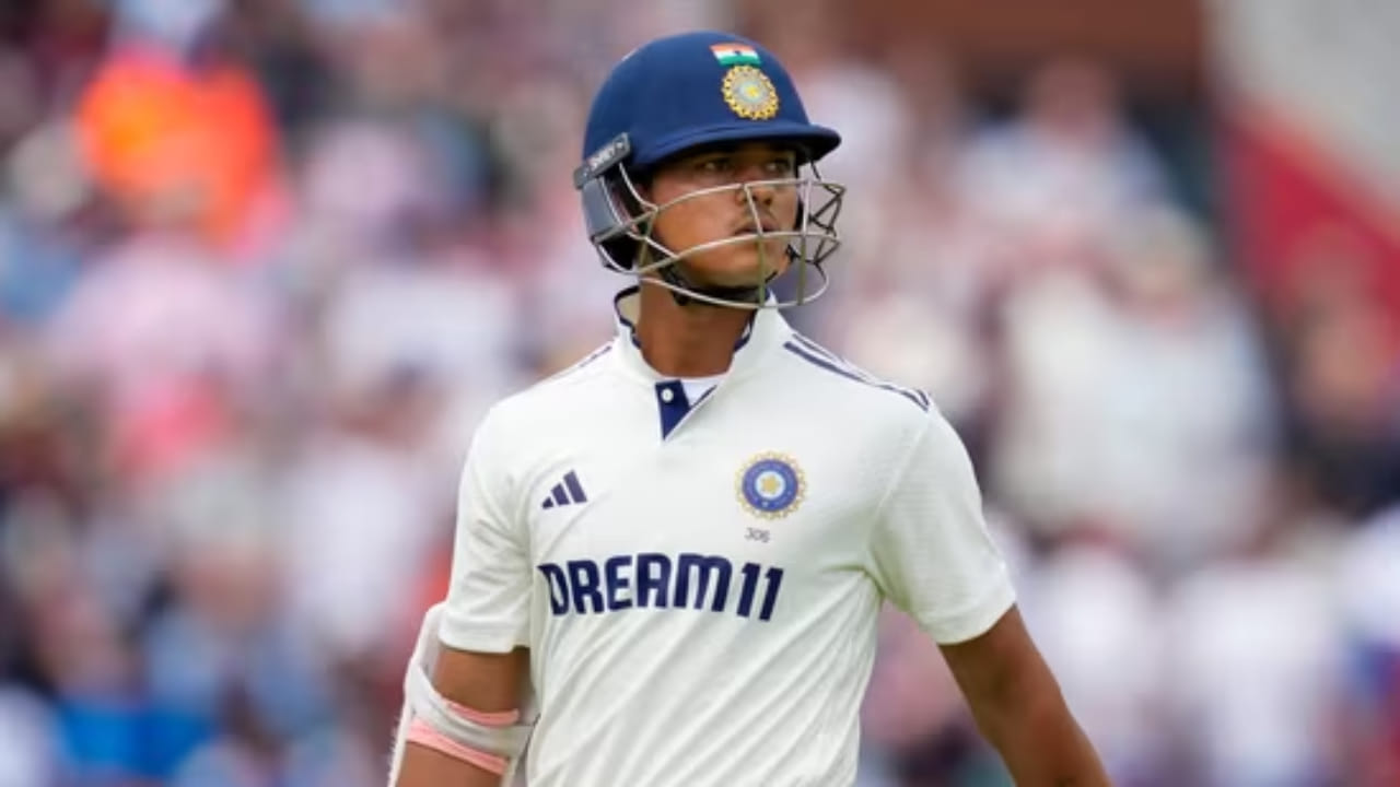 ಬೆಂಗಳೂರಿನಲ್ಲಿ ನಡೆಯುತ್ತಿರುವ ದುಲೀಪ್ ಟ್ರೋಫಿಯ ಎರಡನೇ ಸೆಮಿಫೈನಲ್ ಪಂದ್ಯದಲ್ಲಿ, ಶಾರ್ದೂಲ್ ಠಾಕೂರ್ ನಾಯಕತ್ವದ ಪಶ್ಚಿಮ ವಲಯ ತಂಡಕ್ಕೆ ಕೆಟ್ಟ ಆರಂಭ ಸಿಕ್ಕಿತು. ತಂಡದ ಇಬ್ಬರು ಆರಂಭಿಕರು 10 ರನ್‌ಗಳ ಒಳಗೆ ಪೆವಿಲಿಯನ್‌ಗೆ ಮರಳಿದರು. ಇಂಗ್ಲೆಂಡ್‌ನಲ್ಲಿ ಅದ್ಭುತ ಪ್ರದರ್ಶನ ನೀಡಿದ್ದ ಯಶಸ್ವಿ ಜೈಸ್ವಾಲ್ ಕೇವಲ 3 ಎಸೆತಗಳಲ್ಲಿ 4 ರನ್ ಗಳಿಸಿ ಪೆವಿಲಿಯನ್‌ಗೆ ಮರಳಿದರೆ, ಮತ್ತೊಬ್ಬ ಆರಂಭಿಕ ಹಾರ್ವಿಕ್ ದೇಸಾಯಿ 1 ರನ್​ಗೆ ಔಟಾದರು.