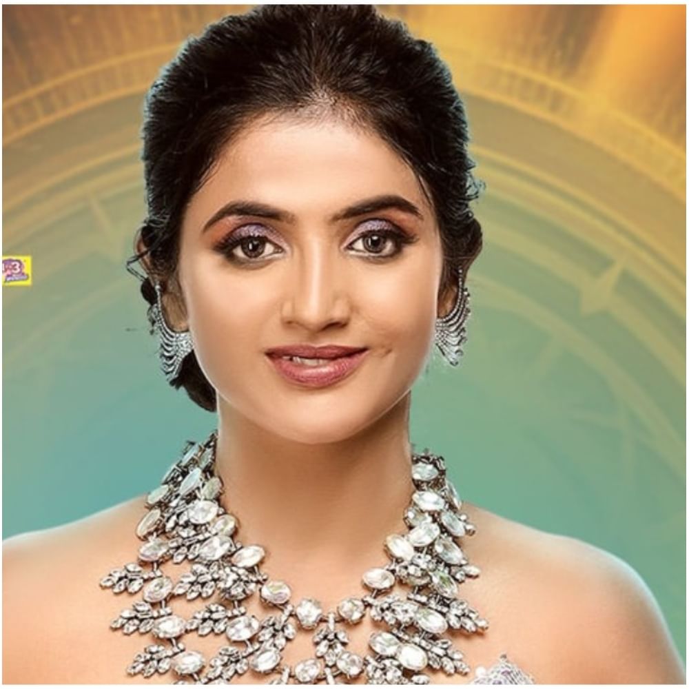 ಜಾನ್ವಿ: ಆ್ಯಂಕರ್ ಆಗಿ ಫೇಮಸ್ ಆದ ಜಾನ್ವಿ ಅವರು ದೊಡ್ಮನೆಗೆ ಬಂದಿದ್ದಾರೆ. ಅವರು ವೈಯಕ್ತಿಕ ಜೀವನದ ಮೂಲಕವೂ ಸುದ್ದಿ ಆಗಿದ್ದು ಇದೆ. ಈಗ ಅವರು ಬಿಗ್ ಬಾಸ್ ಮೂಲಕ ಎಲ್ಲರ ಗಮನ ಸೆಳೆಯಲು ರೆಡಿ ಆಗಿದ್ದಾರೆ.