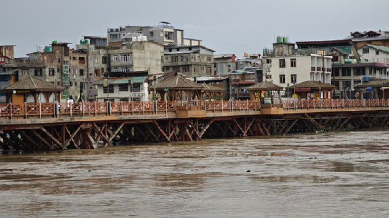ಅಪಾಯದ ಮಟ್ಟ ಮೀರಿದ ಜಮ್ಮು-ಕಾಶ್ಮೀರದ ಝೀಲಂ ನದಿ, ಪ್ರವಾಹದ ಎಚ್ಚರಿಕೆ