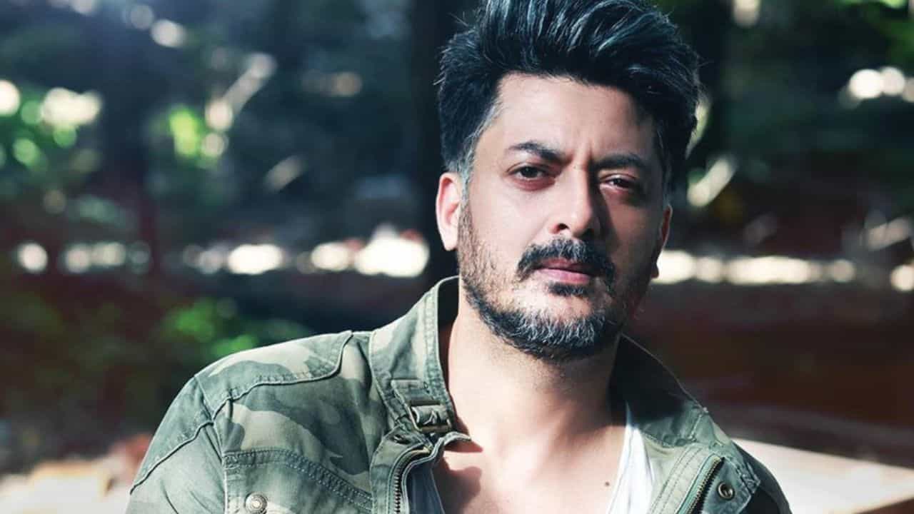 ಅನ್ಲಕ್ಕಿ ಚಾರ್ಮ್ ಎನಿಸಿಕೊಂಡಿದ್ದ ಕಲಾವಿದನ ಬಳಿ ಇದೆ 3 ಬಂಗಲೆ; ‘ಡೆವಿಲ್’ ಚಿತ್ರದಲ್ಲೂ ನಟಿಸಿದ್ದಾರೆ ಅನ್ಲಕ್ಕಿ ಚಾರ್ಮ್ ಎನಿಸಿಕೊಂಡಿದ್ದ ಕಲಾವಿದನ ಬಳಿ ಇದೆ 3 ಬಂಗಲೆ; ‘ಡೆವಿಲ್’ ಚಿತ್ರದಲ್ಲೂ ನಟಿಸಿದ್ದಾರೆ