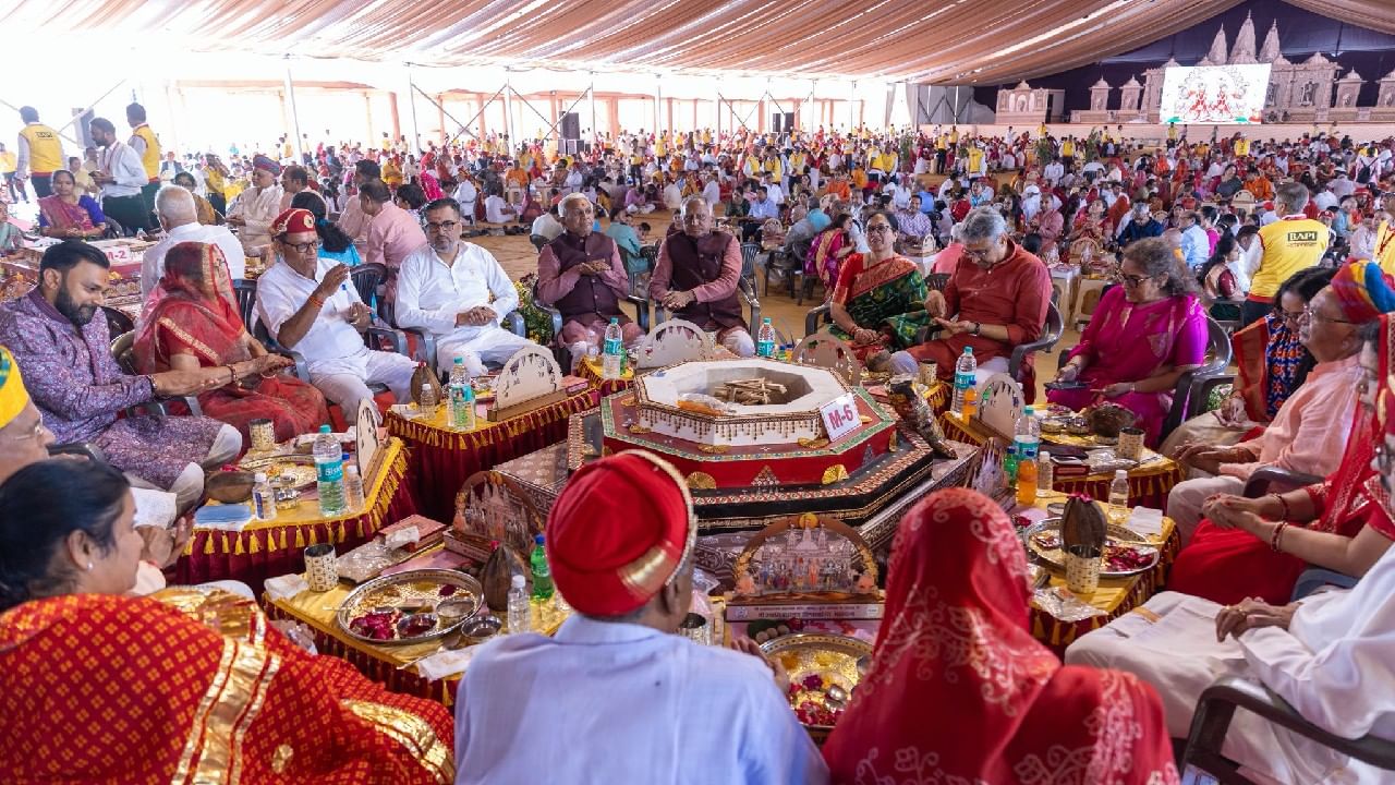 ಈ ದೇವಾಲಯವನ್ನು ನಿರ್ಮಿಸಲು 7 ವರ್ಷಗಳಲ್ಲಿ 500ಕ್ಕೂ ಹೆಚ್ಚು ನುರಿತ ಕುಶಲಕರ್ಮಿಗಳು ಕೆಲಸ ಮಾಡಿದ್ದಾರೆ. ಅವರಿಗೆ ವಸತಿ, ಆರೋಗ್ಯ ಮತ್ತು ಸಾಂಸ್ಕೃತಿಕ ಬೆಂಬಲ ನೀಡಲಾಯಿತು. ಈ ಮಂದಿರವು ಕಲ್ಲಿನ ಜಾಲರಿ ಗೋಡೆಗಳ ಮೂಲಕ ನೈಸರ್ಗಿಕವಾಗಿ ದೇವಸ್ಥಾನವನ್ನು ತಂಪಾಗಿಡುತ್ತದೆ ಮತ್ತು ವಿಸ್ತಾರವಾದ ಉದ್ಯಾನಗಳನ್ನು ಹೊಂದಿದೆ.