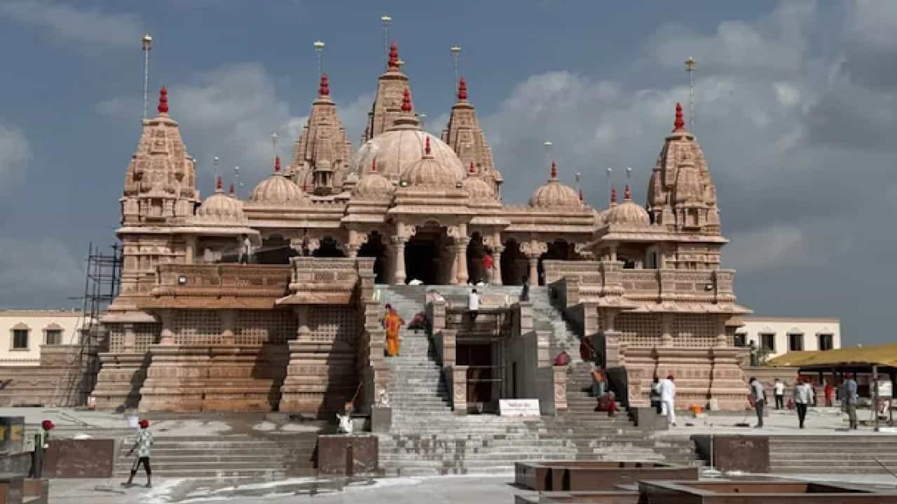ಜೋಧಪುರದ ಬಿಎಪಿಎಸ್ ಸ್ವಾಮಿನಾರಾಯಣ ದೇವಾಲಯದ ಉದ್ಘಾಟನಾ ಸಮಾರಂಭವು ಗುರುವಾರ (ಸೆಪ್ಟೆಂಬರ್ 25) ಬಹಳ ವೈಭವ ಮತ್ತು ಪ್ರದರ್ಶನದೊಂದಿಗೆ ನಡೆಯಲಿದೆ. ಈ ಉದ್ಘಾಟನಾ ಸಮಾರಂಭಕ್ಕೂ ಮೊದಲು, ಬಿಎಪಿಎಸ್ ಸ್ವಾಮಿನಾರಾಯಣ ಸಂಸ್ಥೆಯ ಮುಖ್ಯಸ್ಥ, ಆಧ್ಯಾತ್ಮಿಕ ಗುರು ಸಂತ ಬ್ರಹ್ಮಸ್ವರೂಪ ಮಹಾಂತ ಸ್ವಾಮಿ ಮಹಾರಾಜ್ ಅವರ ನೇತೃತ್ವದಲ್ಲಿ ವಿವಿಧ ಆಧ್ಯಾತ್ಮಿಕ ಪೂಜಾ ಕಾರ್ಯಕ್ರಮಗಳನ್ನು ನಡೆಸಲಾಗುತ್ತಿದೆ.