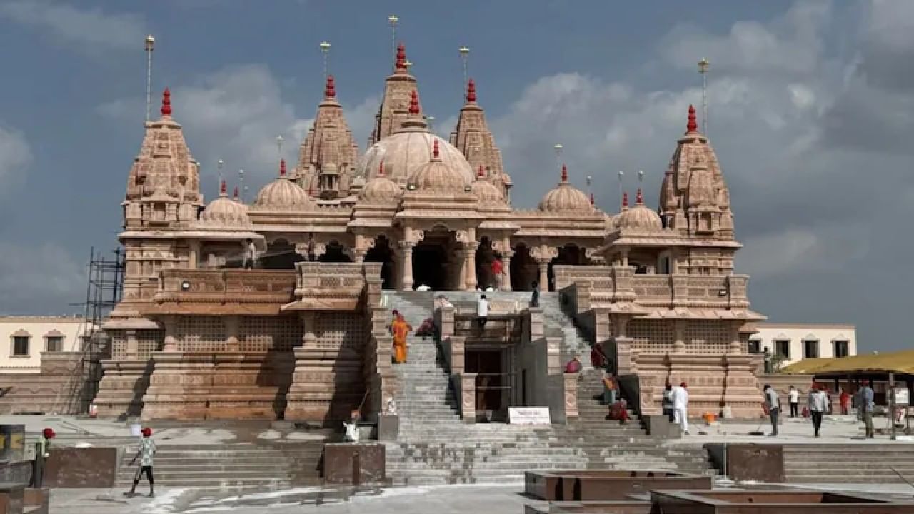 ಜೋಧಪುರದ ಬಿಎಪಿಎಸ್ ಸ್ವಾಮಿನಾರಾಯಣ ದೇವಾಲಯದ ಉದ್ಘಾಟನಾ ಸಮಾರಂಭವು ಗುರುವಾರ (ಸೆಪ್ಟೆಂಬರ್ 25) ಬಹಳ ವೈಭವ ಮತ್ತು ಪ್ರದರ್ಶನದೊಂದಿಗೆ ನಡೆಯಲಿದೆ. ಈ ಉದ್ಘಾಟನಾ ಸಮಾರಂಭಕ್ಕೂ ಮೊದಲು, ಬಿಎಪಿಎಸ್ ಸ್ವಾಮಿನಾರಾಯಣ ಸಂಸ್ಥೆಯ ಮುಖ್ಯಸ್ಥ, ಆಧ್ಯಾತ್ಮಿಕ ಗುರು ಸಂತ ಬ್ರಹ್ಮಸ್ವರೂಪ ಮಹಾಂತ ಸ್ವಾಮಿ ಮಹಾರಾಜ್ ಅವರ ನೇತೃತ್ವದಲ್ಲಿ ವಿವಿಧ ಆಧ್ಯಾತ್ಮಿಕ ಪೂಜಾ ಕಾರ್ಯಕ್ರಮಗಳನ್ನು ನಡೆಸಲಾಗುತ್ತಿದೆ.