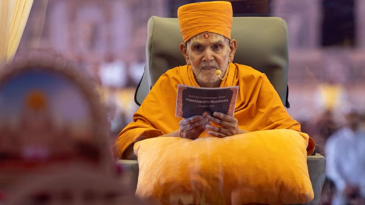 ಇದನ್ನು ಪ್ರಾಚೀನ ನಾಗರ ಶೈಲಿಯಲ್ಲಿ ವಿನ್ಯಾಸಗೊಳಿಸಲಾಗಿದ್ದು, 10-13 ನೇ ಶತಮಾನದ ಮಾರು-ಗುರ್ಜರ (ಸೋಲಂಕಿ) ವಾಸ್ತುಶಿಲ್ಪವನ್ನು ಪುನರುಜ್ಜೀವನಗೊಳಿಸುತ್ತದೆ. 151 ಸಂಕೀರ್ಣವಾಗಿ ಕೆತ್ತಿದ ಪವಿತ್ರ ಮೂರ್ತಿಗಳು (ವಿಗ್ರಹಗಳು) ಮತ್ತು ಒಳಾಂಗಣವನ್ನು ನೈಸರ್ಗಿಕವಾಗಿ ತಂಪಾಗಿಸುವ ಕಲ್ಲಿನ ಜಾಲರಿ ಗೋಡೆಗಳಿಗೆ ನೆಲೆಯಾಗಿದೆ.