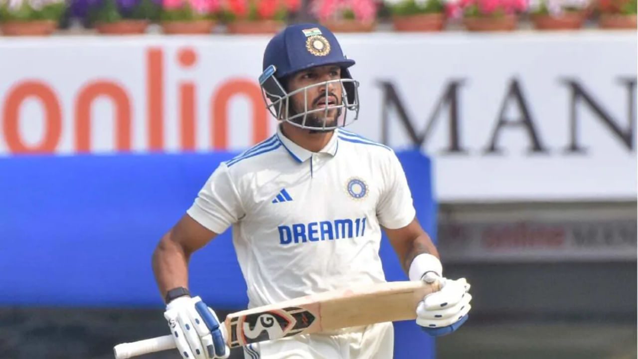 ಆಸ್ಟ್ರೇಲಿಯಾ ಎ ವಿರುದ್ಧದ ಮೊದಲ ಅನಧಿಕೃತ ಟೆಸ್ಟ್ ಪಂದ್ಯದಲ್ಲಿ ಅದ್ಭುತ ಶತಕ ಗಳಿಸಿದ ದೇವದತ್ ಪಡಿಕ್ಕಲ್, ಎರಡನೇ ಪಂದ್ಯದ ಮೊದಲ ಇನ್ನಿಂಗ್ಸ್‌ನಲ್ಲಿ ಅದ್ಭುತ ಪ್ರದರ್ಶನ ನೀಡುವಲ್ಲಿ ವಿಫಲರಾದರು. ಅವರು 11 ಎಸೆತಗಳಲ್ಲಿ ಕೇವಲ ಒಂದು ರನ್ ಗಳಿಸಿ ಔಟಾದರು. ಭಾರತ ಎ ತಂಡದ ನಾಯಕ ಮತ್ತು ವಿಕೆಟ್ ಕೀಪರ್ ಧ್ರುವ್ ಜುರೆಲ್ ಕೂಡ ಮೂರು ಎಸೆತಗಳಲ್ಲಿ ಕೇವಲ ಒಂದು ರನ್ ಗಳಿಸಿ ಔಟಾದರು.