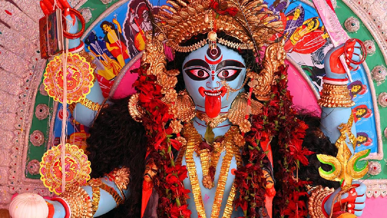 Kali Puja at Home: ಮಹಾಕಾಳಿಯನ್ನು ಮನೆಯಲ್ಲಿ ಪೂಜಿಸಬಹುದಾ..? ಶಾಸ್ತ್ರಗಳು ಹೇಳುವುದೇನು? Kali Puja at Home: ಮಹಾಕಾಳಿಯನ್ನು ಮನೆಯಲ್ಲಿ ಪೂಜಿಸಬಹುದಾ..? ಶಾಸ್ತ್ರಗಳು ಹೇಳುವುದೇನು?