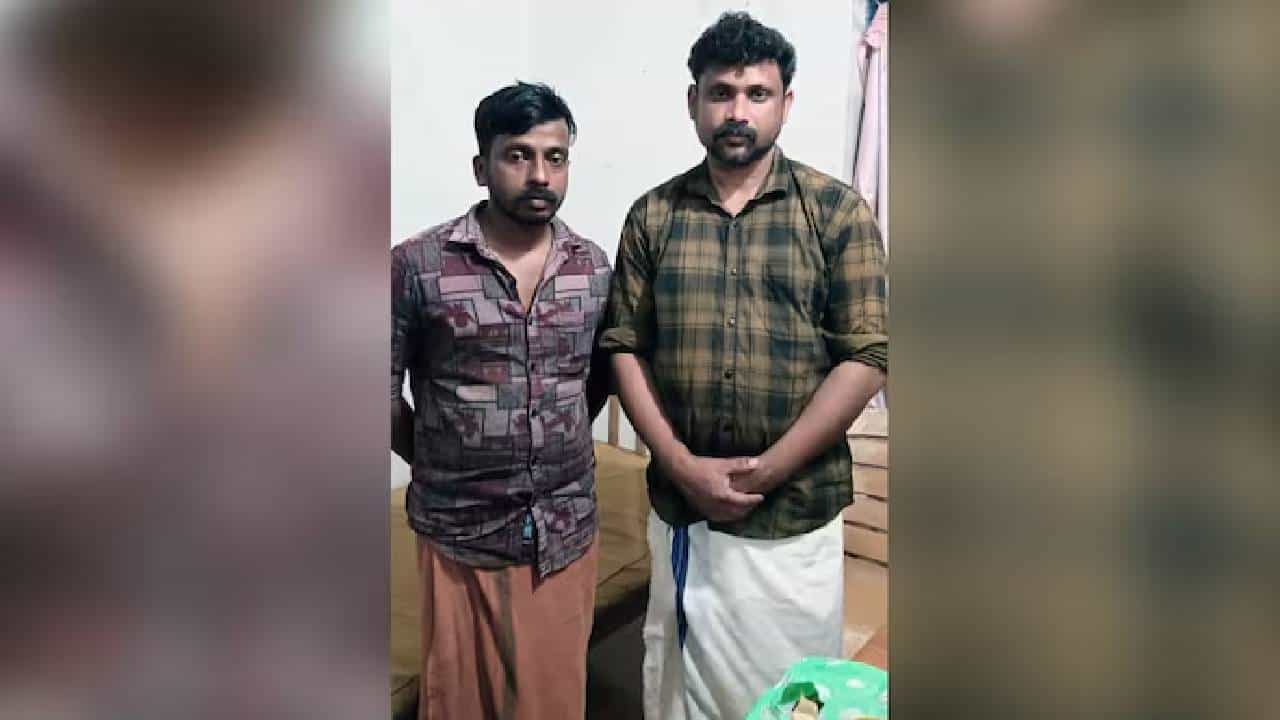 ಕೇರಳ: ಹೆಬ್ಬಾವು ಬೇಟೆಯಾಡಿ ಅದರ ಮಾಂಸವನ್ನು ಬೇಯಿಸಿ ತಿಂದ ಇಬ್ಬರ ಬಂಧನ ಕೇರಳ: ಹೆಬ್ಬಾವು ಬೇಟೆಯಾಡಿ ಅದರ ಮಾಂಸವನ್ನು ಬೇಯಿಸಿ ತಿಂದ ಇಬ್ಬರ ಬಂಧನ