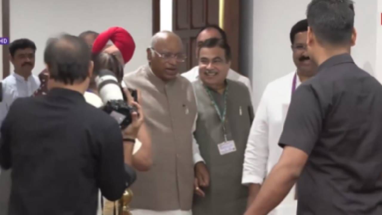 Video: ಉಪರಾಷ್ಟ್ರಪತಿ ಚುನಾವಣೆಯಲ್ಲಿ ಮತ ಚಲಾಯಿಸಲು ಕೈಕೈ ಹಿಡಿದು ಬಂದ ಖರ್ಗೆ, ಗಡ್ಕರಿ, ಅಚ್ಚರಿಯೋ ಅಚ್ಚರಿ