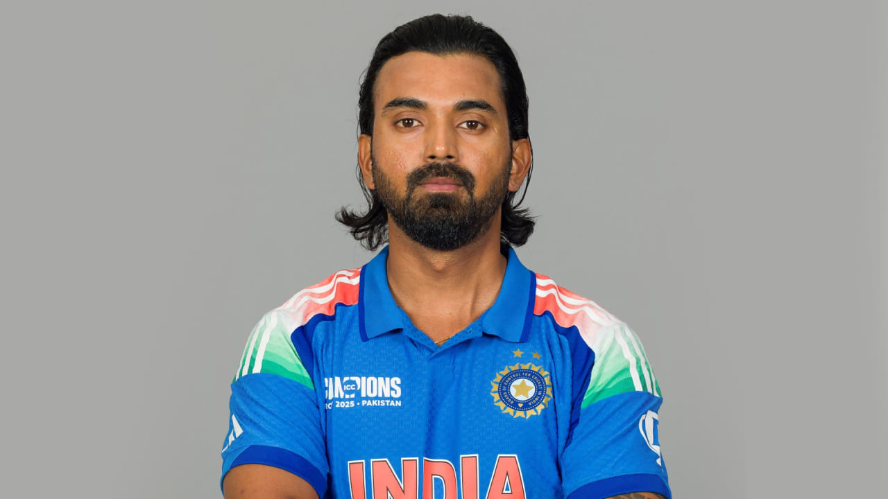 ಕೆಎಲ್ ರಾಹುಲ್: ಚಾಂಪಿಯನ್ಸ್​ ಟ್ರೋಫಿ ಟೂರ್ನಿಯಲ್ಲಿ ಭಾರತದ ಗೆಲುವಿನಲ್ಲಿ ಪ್ರಮುಖ ಪಾತ್ರವಹಿಸಿದ್ದ ಕೆಎಲ್ ರಾಹುಲ್ ಅವರಿಗೂ ಏಷ್ಯಾಕಪ್ ತಂಡದಲ್ಲಿ ಸ್ಥಾನ ಲಭಿಸಿಲ್ಲ. ವಿಕೆಟ್ ಕೀಪರ್ ಬ್ಯಾಟರ್ ಆಗಿ ಟಿ20 ತಂಡಕ್ಕೆ ಕಂಬ್ಯಾಕ್ ಮಾಡುವ ನಿರೀಕ್ಷೆಯಲ್ಲಿ ರಾಹುಲ್ ಅವರಿಗೆ ಅವಕಾಶ ನೀಡದಿರುವುದು ಅಚ್ಚರಿಯೇ ಸರಿ.