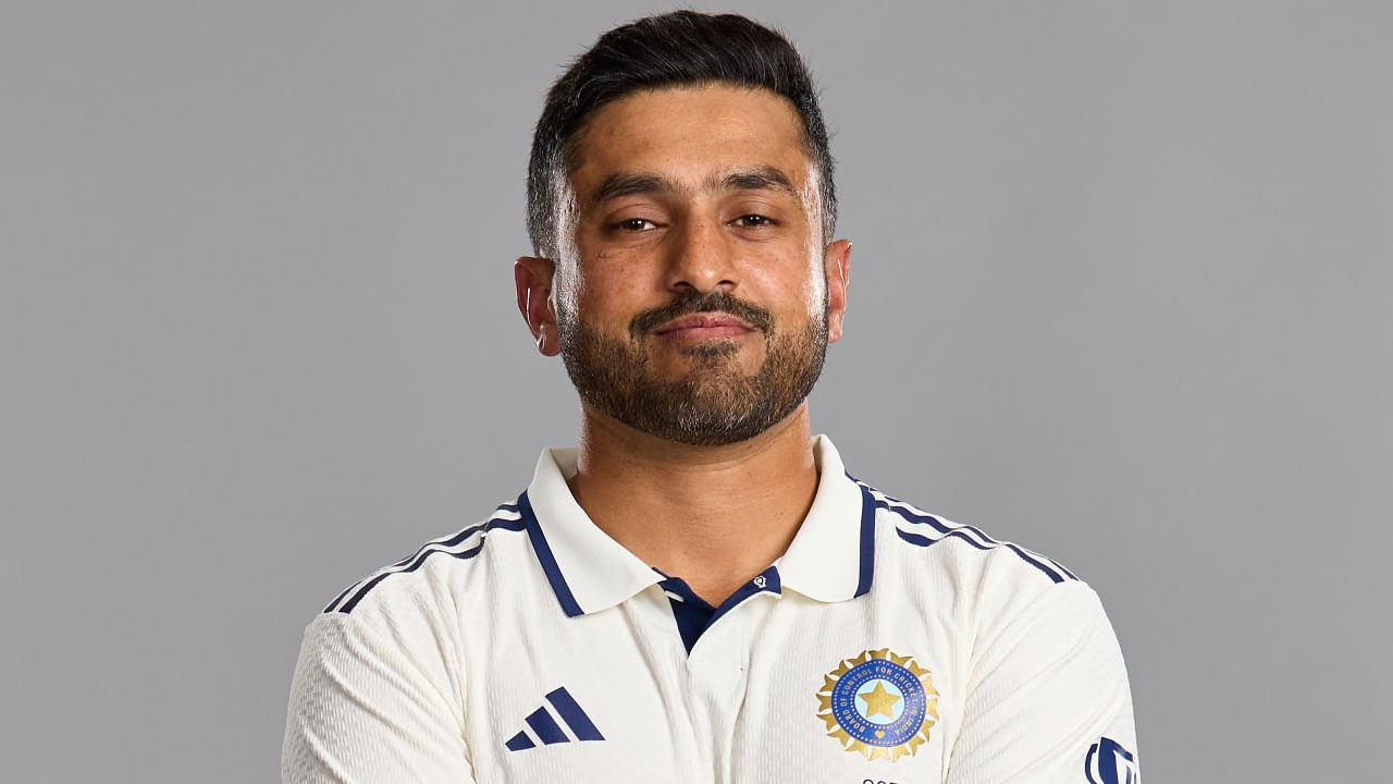 ಕರುಣ್ ನಾಯರ್: ಆಂಗ್ಲರ ವಿರುದ್ಧದ ಸರಣಿಯಲ್ಲಿ 4 ಮ್ಯಾಚ್ ಆಡಿದ್ದ ಕರುಣ್ ನಾಯರ್ಗೆ ಈ ಬಾರಿ ಅವಕಾಶ ಸಿಕ್ಕಿಲ್ಲ. ಏಕೆಂದರೆ ಇಂಗ್ಲೆಂಡ್ ವಿರುದ್ಧ 8 ಇನಿಂಗ್ಸ್ ಆಡಿದ್ದ ಕರುಣ್ ಕಲೆಹಾಕಿದ್ದು ಕೇವಲ 205 ರನ್ಗಳು ಮಾತ್ರ. ಹೀಗಾಗಿ ಅವರನ್ನು ವೆಸ್ಟ್ ಇಂಡೀಸ್ ವಿರುದ್ಧದ ಸರಣಿಯಿಂದ ಕೈ ಬಿಡಲಾಗಿದೆ.