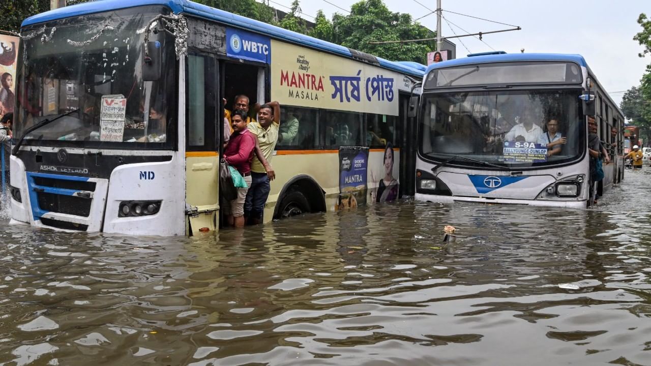 ದುರ್ಗಾ ಪೂಜೆಯ ಸಂಭ್ರಮದಲ್ಲಿರುವ ಕೊಲ್ಕತ್ತಾದಲ್ಲಿ ಪ್ರವಾಹ; ಭಾರೀ ಮಳೆಯಿಂದ 9 ಜನ ಸಾವು ದುರ್ಗಾ ಪೂಜೆಯ ಸಂಭ್ರಮದಲ್ಲಿರುವ ಕೊಲ್ಕತ್ತಾದಲ್ಲಿ ಪ್ರವಾಹ; ಭಾರೀ ಮಳೆಯಿಂದ 9 ಜನ ಸಾವು