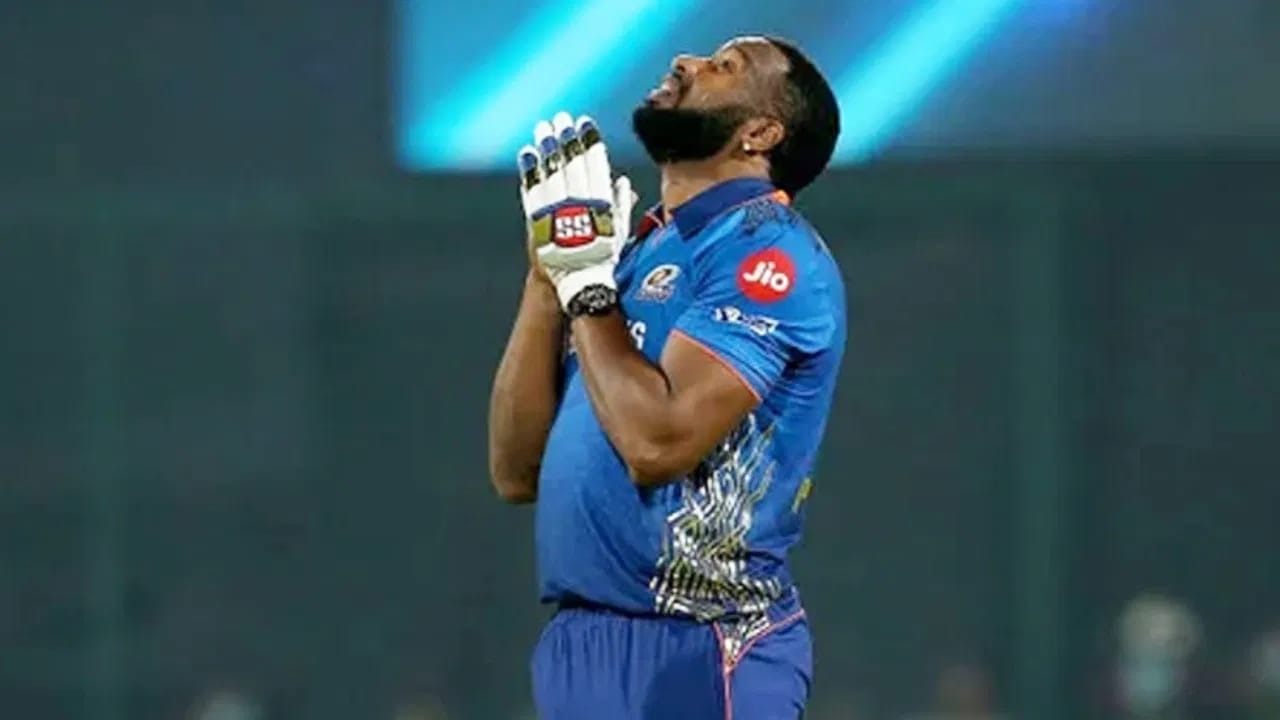 ಸದ್ಯ 950 ಸಿಕ್ಸ್​ಗಳೊಂದಿಗೆ ದ್ವಿತೀಯ ಸ್ಥಾನದಲ್ಲಿರುವ ಕೀರನ್ ಪೊಲಾರ್ಡ್ ಮುಂಬರುವ ದಿನಗಳಲ್ಲಿ 107 ಸಿಕ್ಸ್​ ಬಾರಿಸಿದರೆ ಕ್ರಿಸ್ ಗೇಲ್ ಹೆಸರಿನಲ್ಲಿರುವ ವಿಶ್ವ ದಾಖಲೆಯನ್ನು ಮುರಿದು ಹೊಸ ಇತಿಹಾಸ ನಿರ್ಮಿಸಬಹುದು. ಅಷ್ಟೇ ಅಲ್ಲದೆ ಈ ಸಿಕ್ಸ್​ಗಳೊಂದಿಗೆ ಟಿ20 ಕ್ರಿಕೆಟ್​​ನ ರನ್ ಸರದಾರರ ಪಟ್ಟಿಯಲ್ಲೂ ಗೇಲ್ (14562) ಅವರನ್ನು ಹಿಂದಿಕ್ಕಿ  ಅಗ್ರಸ್ಥಾನಕ್ಕೇರಲು ಕೀರನ್ ಪೊಲಾರ್ಡ್​​ (14077) ಗೆ ಉತ್ತಮ ಅವಕಾಶವಿದೆ.