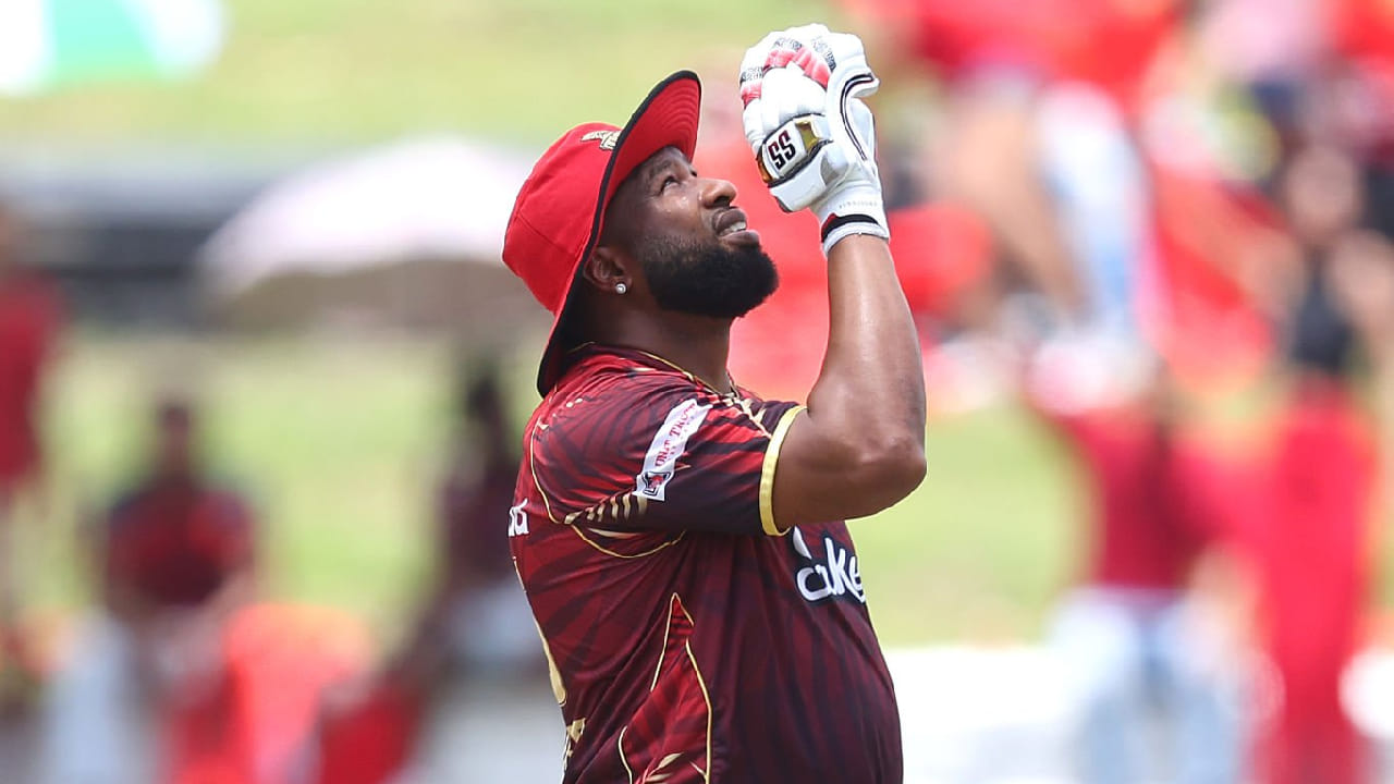 ಇದೀಗ ಈ ಪಟ್ಟಿಯಲ್ಲಿ ಕೀರನ್ ಪೊಲಾರ್ಡ್​ ದ್ವಿತೀಯ ಸ್ಥಾನದಲ್ಲಿ ಕಾಣಿಸಿಕೊಂಡಿದ್ದಾರೆ. 38 ವರ್ಷದ ಪೊಲಾರ್ಡ್ ಈವರೆಗೆ 635 ಟಿ20 ಇನಿಂಗ್ಸ್ ಆಡಿದ್ದು, ಈ ವೇಳೆ 9316 ಎಸೆತಗಳನ್ನು ಎದುರಿಸಿದ್ದಾರೆ. ಇದರ ನಡುವೆ 950 ಸಿಕ್ಸ್ ಸಿಡಿಸಿ ಹೊಸ ಇತಿಹಾಸ ನಿರ್ಮಿಸಿದ್ದಾರೆ.