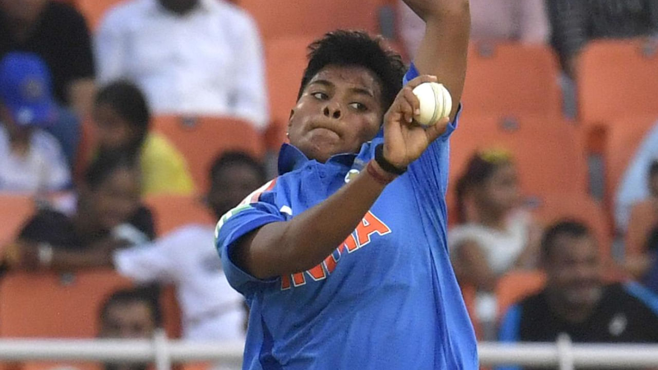 ಭಾರತದ ಯುವ ಬೌಲರ್ ಕ್ರಾಂತಿ ಗೌಡ್ ಕೂಡ 23 ಸ್ಥಾನಗಳ ಗಮನಾರ್ಹ ಜಿಗಿತವನ್ನು ಸಾಧಿಸಿ 39 ನೇ ಸ್ಥಾನವನ್ನು ತಲುಪಿದ್ದಾರೆ. ಏತನ್ಮಧ್ಯೆ, ಇಂಗ್ಲೆಂಡ್‌ನ ಸೋಫಿ ಎಕ್ಲೆಸ್ಟೋನ್ 795 ರೇಟಿಂಗ್ ಅಂಕಗಳೊಂದಿಗೆ ಏಕದಿನ ಬೌಲರ್‌ನಲ್ಲಿ ನಂಬರ್ ಒನ್ ಸ್ಥಾನದಲ್ಲಿದ್ದಾರೆ.
