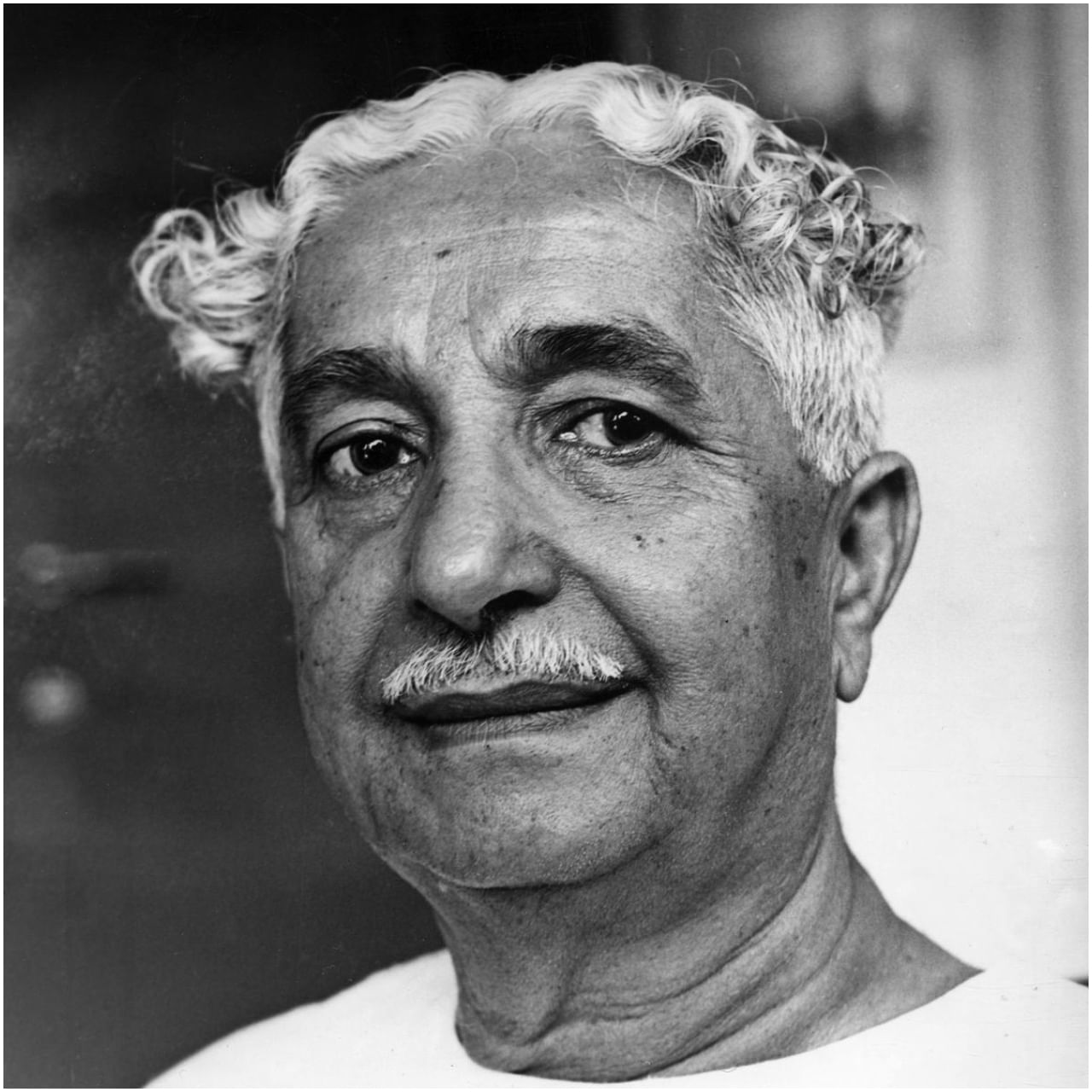 ಕನ್ನಡ ಸಾಹಿತ್ಯ ಲೋಕದ ದಿಗ್ಗಜ ಕುವೆಂಪು ಅವರಿಗೆ ‘ಭಾರತ ರತ್ನ’ ಪ್ರಶಸ್ತಿ ಸಿಗಬೇಕು ಎಂಬುದು ಓದುಗರು ಮತ್ತು ಅಭಿಮಾನಿಗಳ ಆಸೆ. ಆ ಬಗ್ಗೆ ರಾಜ್ಯ ಸರ್ಕಾರದ ಸಂಪುಟ ಸಭೆಯಲ್ಲಿ ಚರ್ಚೆ ಮಾಡಲಾಗಿದೆ.