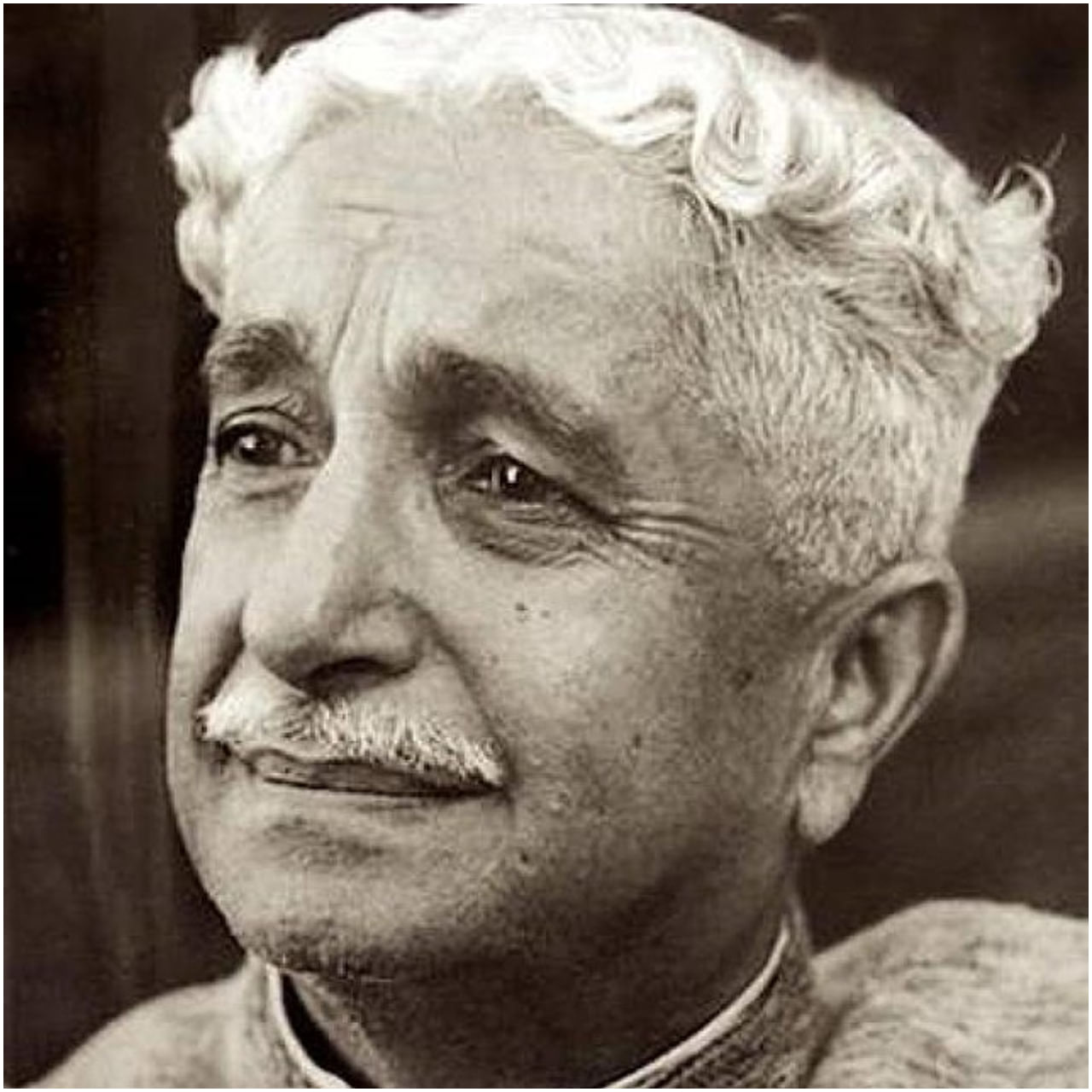 ರಾಷ್ಟ್ರಕವಿ ಕುವೆಂಪು ಅವರು ಕನ್ನಡ ಸಾಹಿತ್ಯ ಲೋಕಕ್ಕೆ ನೀಡಿರುವ ಕೊಡುಗೆ ಅಪಾರ. ಕರ್ನಾಟಕ ರತ್ನ, ಕೇಂದ್ರ ಸಾಹಿತ್ಯ ಅಕಾಡೆಮಿ ಪ್ರಶಸ್ತಿ, ಪಂಪ ಪ್ರಶಸ್ತಿ ಸೇರಿದಂತೆ ಹಲವಾರು ಗೌರವಗಳು ಅವರಿಗೆ ಸಂದಿವೆ.