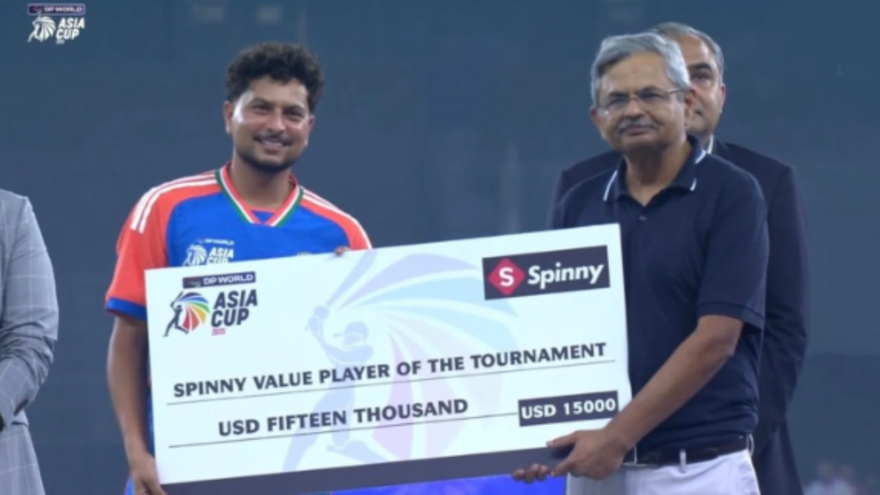 ಏಷ್ಯಾಕಪ್ 2025 ಟೂರ್ನಿಯ ಮೋಸ್ಟ್ ವಾಲ್ಯುಎಬೆಲ್ ಪ್ರೇಯರ್ ಆಗಿ ಕುಲ್ದೀದ್ ಯಾದವ್ ಆಯ್ಕೆಯಾಗಿದ್ದು, ಈ ಪ್ರಶಸ್ತಿಯೊಂದಿಗೆ ಟೀಮ್ ಇಂಡಿಯಾ  ಕುಲ್ದೀಪ್ ಯಾದವ್ 13.30 ಲಕ್ಷ ರೂ. ತಮ್ಮದಾಗಿಸಿಕೊಂಡಿದ್ದಾರೆ. ಇನ್ನು ಪ್ಲೇಯರ್ ಆಫ್ ದಿ ಟೂರ್ನಮೆಂಟ್ ಪ್ರಶಸ್ತಿ ಒಲಿದದ್ದು ಅಭಿಷೇಕ್ ಶರ್ಮಾಗೆ.
