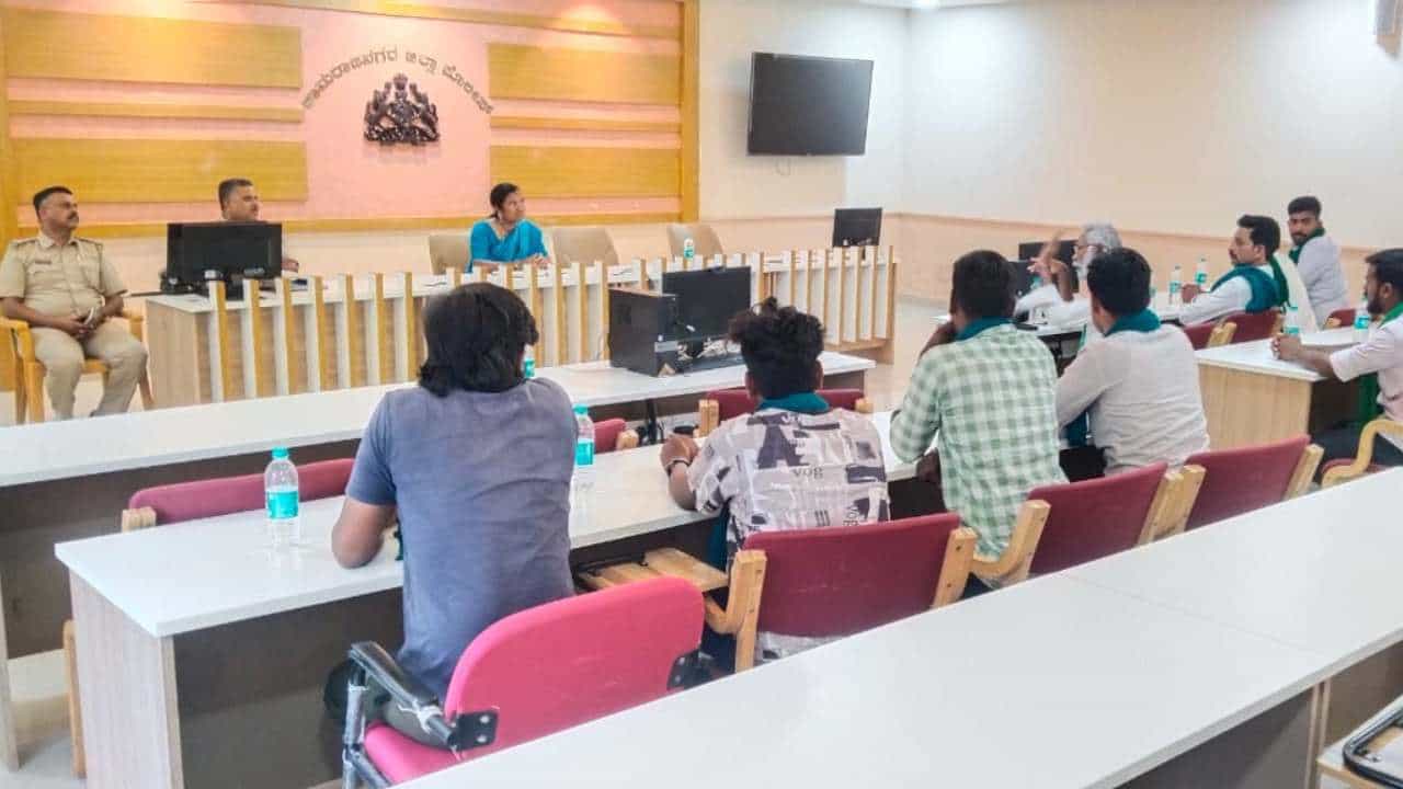 ಚಾಮರಾಜನಗರ: ರೈತರು ಬೋನಿನಲ್ಲಿ ಕೂಡಿಹಾಕಿದ್ದ ಅಧಿಕಾರಿಗಳ ಮೇಲೂ ಬಿತ್ತು ಕೇಸ್! ಚಾಮರಾಜನಗರ: ರೈತರು ಬೋನಿನಲ್ಲಿ ಕೂಡಿಹಾಕಿದ್ದ ಅಧಿಕಾರಿಗಳ ಮೇಲೂ ಬಿತ್ತು ಕೇಸ್!