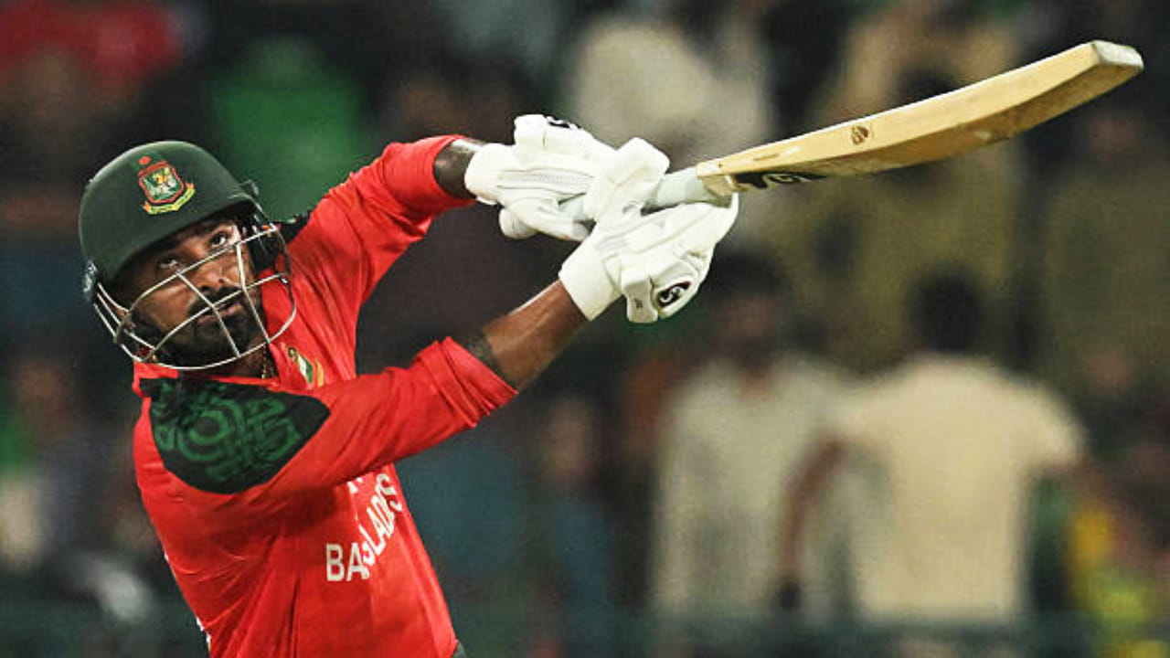 ಈ ಅರ್ಧಶತಕದ ಬಳಿಕ ಕೂಡ ಅಬ್ಬರ ಮುಂದುವರೆಸಿದ ಲಿಟ್ಟನ್ ದಾಸ್ 46 ಎಸೆತಗಳಲ್ಲಿ 4 ಭರ್ಜರಿ ಸಿಕ್ಸರ್ ಹಾಗೂ 6 ಫೋರ್​ಗಳೊಂದಿಗೆ 73 ರನ್ ಬಾರಿಸಿದರು. ಈ 73 ರನ್​ಗಳೊಂದಿಗೆ ಲಿಟ್ಟನ್ ದಾಸ್ ಬಾಂಗ್ಲಾದೇಶ್ ಪರ ವಿಶೇಷ ದಾಖಲೆ ನಿರ್ಮಿಸಿದ್ದಾರೆ. ಅದು ಸಹ 50+ ಸ್ಕೋರ್​ಗಳಿಸುವ ವಿಷಯದಲ್ಲಿ ಅಗ್ರಸ್ಥಾನಕ್ಕೇರುವ ಮೂಲಕ ಎಂಬುದು ವಿಶೇಷ.