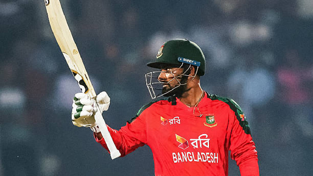 ಅದರಂತೆ ಮೊದಲು ಬ್ಯಾಟ್ ಮಾಡಿದ ಬಾಂಗ್ಲಾದೇಶ್ ಪರ ಲಿಟ್ಟನ್ ದಾಸ್ ಆರಂಭಿಕನಾಗಿ ಕಣಕ್ಕಿಳಿದಿದ್ದರು. ಮೊದಲ ಓವರ್​ನಿಂದಲೇ ಬಿರುಸಿನ ಬ್ಯಾಟಿಂಗ್ ಪ್ರದರ್ಶಿಸಿದ ದಾಸ್ ನೆದರ್​ಲೆಂಡ್ಸ್ ಬೌಲರ್​ಗಳ ಬೆಂಡೆತ್ತಲಾರಂಭಿಸಿದರು. ಪರಿಣಾಮ 27 ಎಸೆತಗಳಲ್ಲಿ ಅರ್ಧಶತಕ ಮೂಡಿಬಂತು.