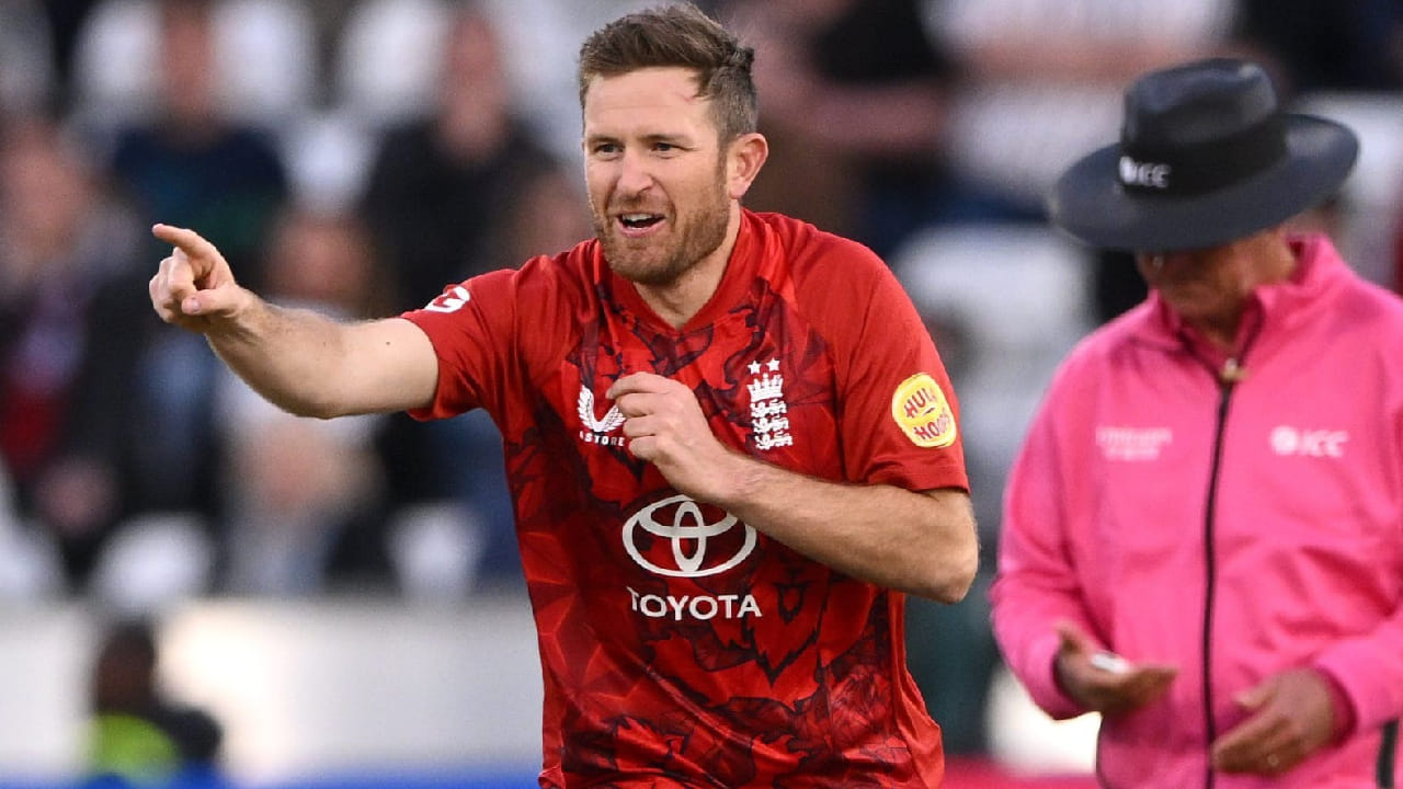 ಇದಕ್ಕೂ ಮುನ್ನ ಈ ಬೇಡದ ದಾಖಲೆ ಲಿಯಾಮ್ ಡಾಸನ್ ಹೆಸರಿನಲ್ಲಿತ್ತು. 2016 ರಲ್ಲಿ ಪಾಕಿಸ್ತಾನ್ ವಿರುದ್ಧದ ಏಕದಿನ ಪಂದ್ಯದ ಮೂಲಕ ಕೆರಿಯರ್ ಆರಂಭಿಸಿದ್ದ ಡಾಸನ್ 8 ಓವರ್​ಗಳಲ್ಲಿ 70 ರನ್ ಬಿಟ್ಟು ಕೊಟ್ಟಿದ್ದರು. ಈ ಮೂಲಕ ಚೊಚ್ಚಲ ಪಂದ್ಯದಲ್ಲಿ ಅತೀ ಹೆಚ್ಚು ರನ್ ನೀಡಿದ ಇಂಗ್ಲೆಂಡ್ ಬೌಲರ್ ಎನಿಸಿಕೊಂಡಿದ್ದರು.