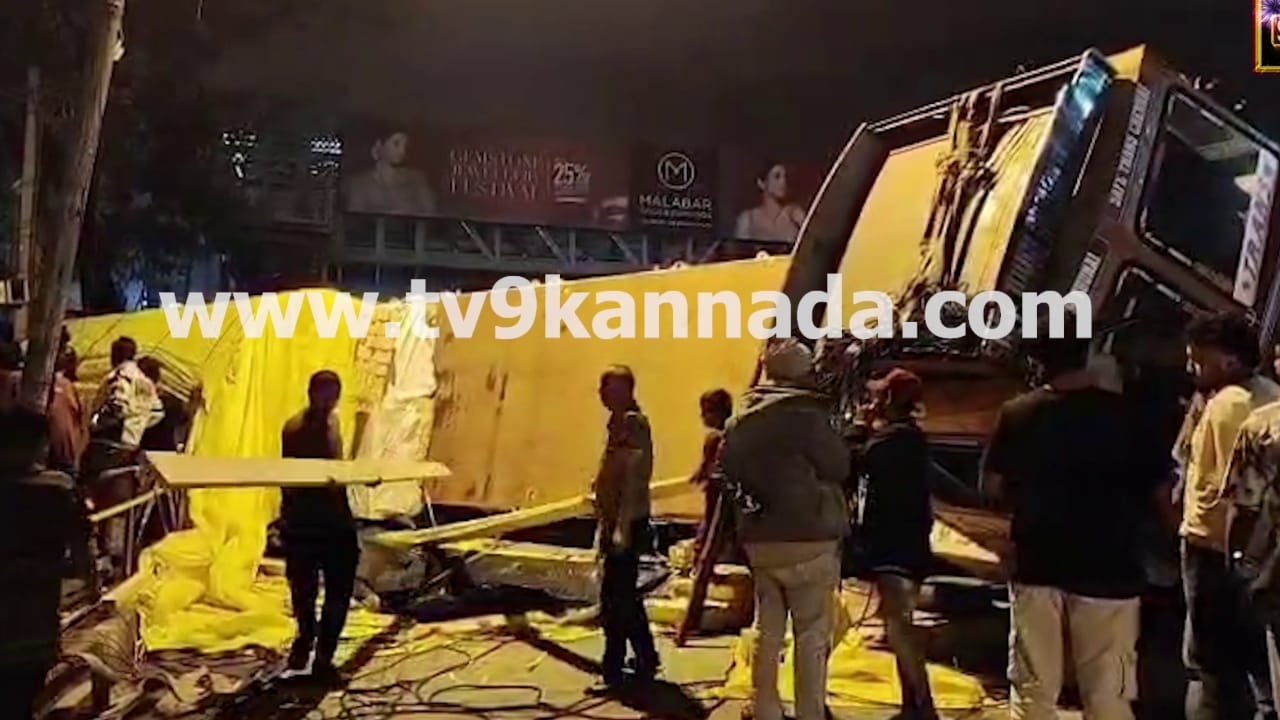 ಸ್ಯಾಟಲೈಟ್ ಬಸ್ ನಿಲ್ದಾಣದ ಬಳಿ ಚಾಲಕನ ನಿಯಂತ್ರಣ ತಪ್ಪಿ ಪಲ್ಟಿ ಹೊಡೆದ ಲಾರಿ: ತಪ್ಪಿದ ಭಾರಿ ಅನಾಹುತ!