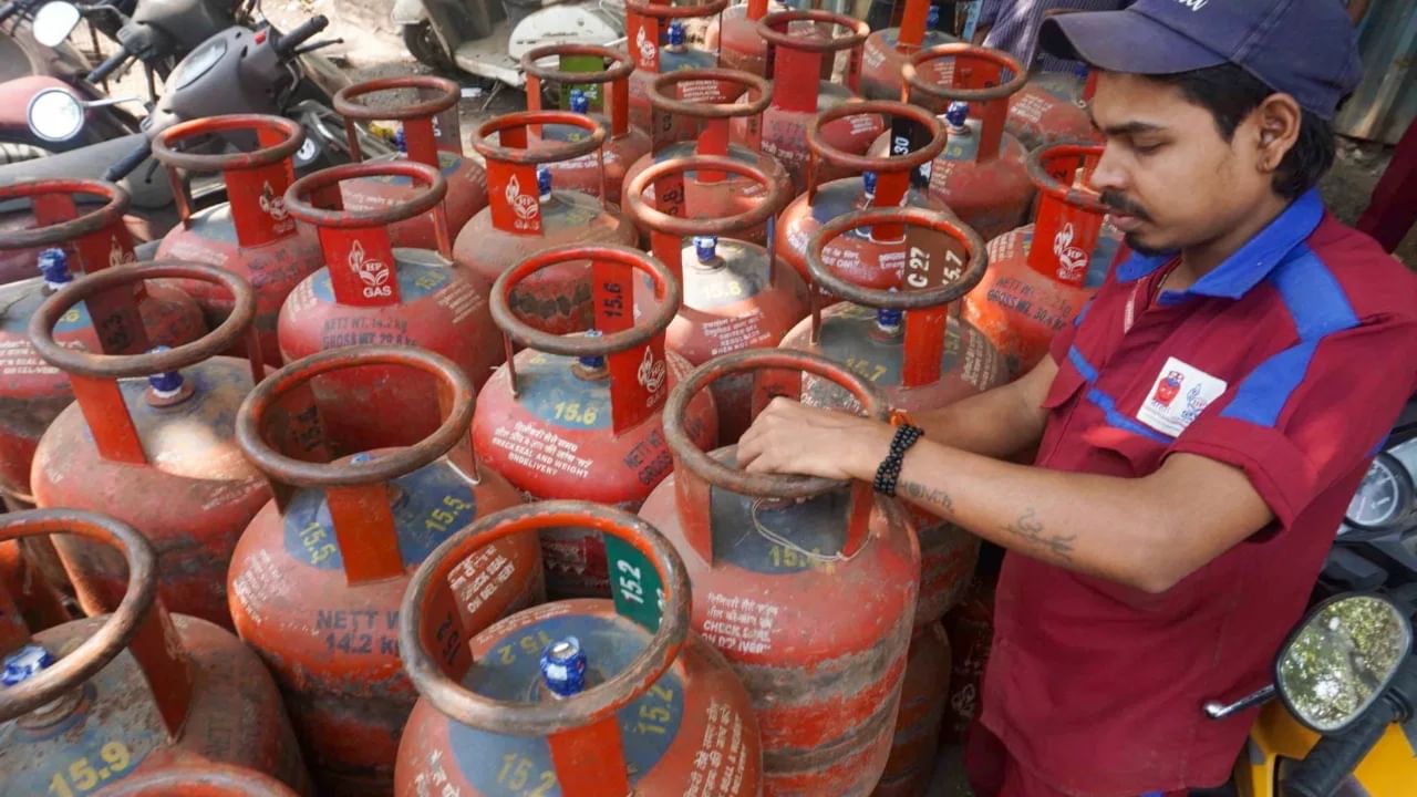 Commercial LPG Cylinder Price: ವಾಣಿಜ್ಯ ಬಳಕೆಯ ಎಲ್​ಪಿಜಿ ಸಿಲಿಂಡರ್ ಬೆಲೆ 51.50 ರೂ. ಇಳಿಕೆ