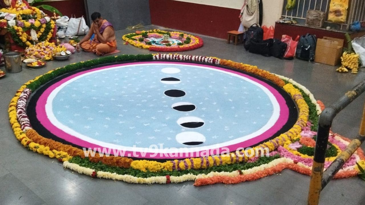 ಬೆಂಗಳೂರಿನ ಗಿರಿನಗರದ ಮಹಾಗಣಪತಿ ದೇಗುಲದಲ್ಲಿ ವಿಶೇಷ ಪೂಜೆ, ಗ್ರಹಣ ಶಾಂತಿ ಕಾರ್ಯಗಳು ನೆರವೇರಿದವು. ಗ್ರಹಣ ಮುಕ್ತಾಯಯದ ವರೆಗೂ ವಿಶೇಷ ಪೂಜೆ, ಗ್ರಹಣ ಶಾಂತಿ ಕಾರ್ಯ ನೆರವೇರಿತು.