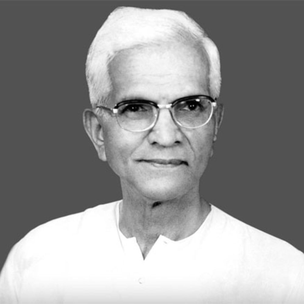 ಮೂಲತಃ ಆಂಧ್ರ ಪ್ರದೇಶದವರಾದ ಎಲ್​​ವಿ ಪ್ರಸಾದ್ ಅವರು ಕೆಲಸ ಮಾಡದ ಭಾಷೆ ಇಲ್ಲ. ಭಾರತದ ಮೊದಲ ಟಾಕಿ ಚಿತ್ರದಲ್ಲಿ ನಟರಾಗಿದ್ದ ಪ್ರಸಾದ್ ಅವರು ತೆಲುಗು, ತಮಿಳು, ಕನ್ನಡ, ಮಲಯಾಳಂ, ಹಿಂದಿ ಎಲ್ಲ ಚಿತ್ರರಂಗದಲ್ಲಿಯೂ ಕೆಲಸ ಮಾಡಿದ್ದಾರೆ. ನಟ, ನಿರ್ದೇಶಕ, ನಿರ್ಮಾಪಕರಾಗಿ ಅವರ ಸೇವೆ ಅಪಾರ. ಇವರಿಗೆ 1982 ರಲ್ಲಿ ಫಾಲ್ಕೆ ಪ್ರಶಸ್ತಿ ನೀಡಲಾಗಿದೆ.