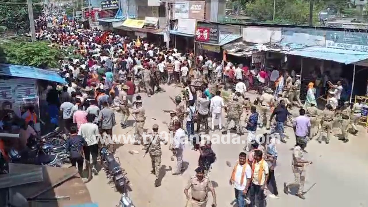 ಮಂಡ್ಯ ಮದ್ದೂರಿನಲ್ಲಿ ಮತ್ತೆ ಕಲ್ಲು ತೂರಾಟ: ಪ್ರತಿಭಟನಾಕಾರರ ಅಟ್ಟಾಡಿಸಿ ಲಾಠಿ ಬೀಸಿದ ಪೊಲೀಸರು, ವಿಡಿಯೋ ನೋಡಿ