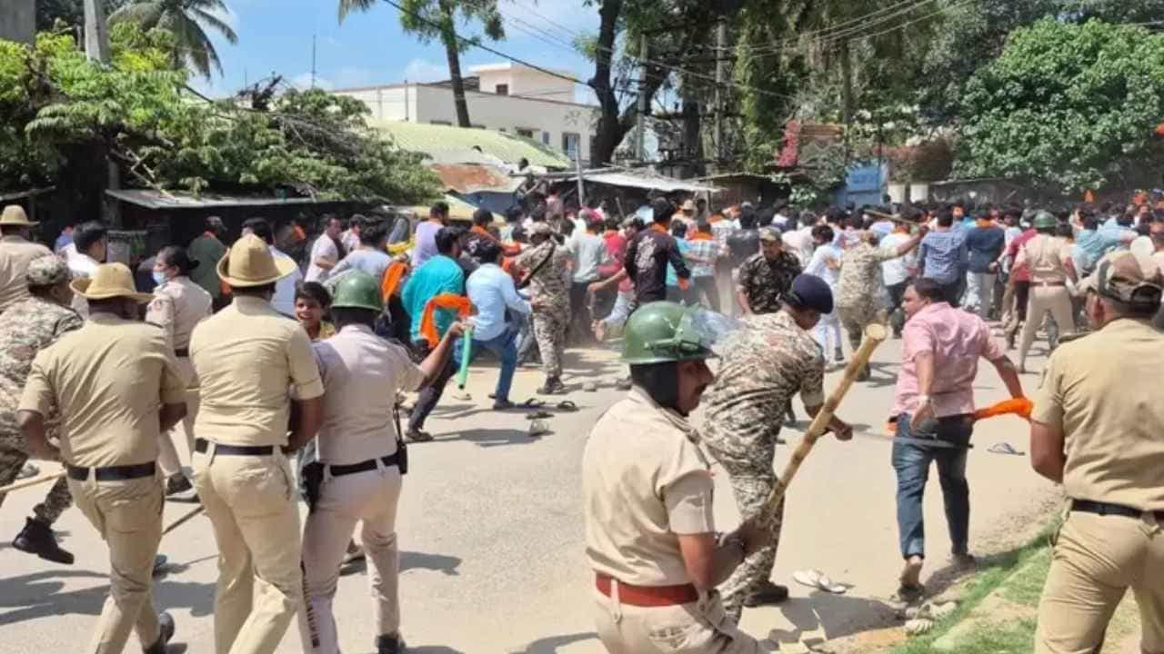 ಮದ್ದೂರು ಗಣೇಶ ಕಲ್ಲು ತೂರಾಟ: 21 ಮುಸ್ಲಿಮರ ಬಂಧನ, ಇಲ್ಲಿದೆ ಬಂಧಿತರ ಪಟ್ಟಿ ಮದ್ದೂರು ಗಣೇಶ ಕಲ್ಲು ತೂರಾಟ: 21 ಮುಸ್ಲಿಮರ ಬಂಧನ, ಇಲ್ಲಿದೆ ಬಂಧಿತರ ಪಟ್ಟಿ