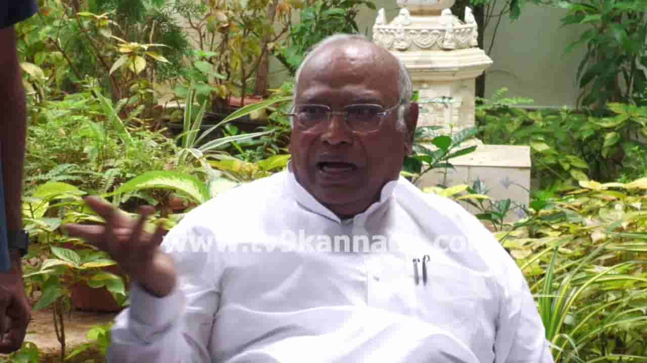 ಹೋಗಿ ಮೋದಿ, ಅಮಿತ್ ಶಾನ ಕೇಳು: ತೊಗರಿ ಬೆಳೆ ಹಾಳಾಯ್ತು ಎಂದಿದ್ದಕ್ಕೆ ರೈತ ಯುವಕನ ಮೇಲೆ ಮಲ್ಲಿಕಾರ್ಜುನ ಖರ್ಗೆ ಗರಂ