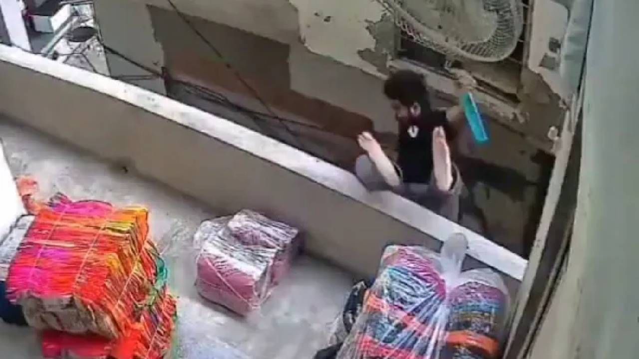 Video: ಗೊತ್ತಿಲ್ಲದೆ ಹಿಂದಕ್ಕೆ ಹೆಜ್ಜೆ ಇಟ್ಟು ಎರಡನೇ ಮಹಡಿಯ ಬಾಲ್ಕನಿಯಿಂದ ಬಿದ್ದ ಯುವಕ