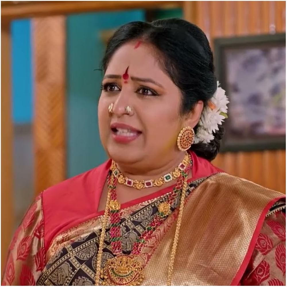 ಮಂಜು ಭಾಷಿಣಿ ಅವರು ‘ಬಿಗ್ ಬಾಸ್​ ಕನ್ನಡ ಸೀಸನ್ 12’ಕ್ಕೆ ಸ್ಪರ್ಧಿಯಾಗಿ ಎಂಟ್ರಿ ಕೊಟ್ಟಿದ್ದಾರೆ. ಅವರು 90ರ ದಶಕದ ಕಿಡ್​ಗಳಿಗೆ ಸಮಾಜ ಸೇವಕಿ ಲಲಿತಾಂಬ ಎಂದೇ ಪರಿಚಯವಾದವರು. ಅರ್ಥಾತ್ ‘ಸಿಲ್ಲಿ ಲಲ್ಲಿ’ ಧಾರಾವಾಹಿಯಲ್ಲಿ ಅವರು ನಟಿಸುತ್ತಿದ್ದರು. ಅವರು ಬಿಗ್ ಬಾಸ್​ಗೆ ಬಂದಿದ್ದಾರೆ.