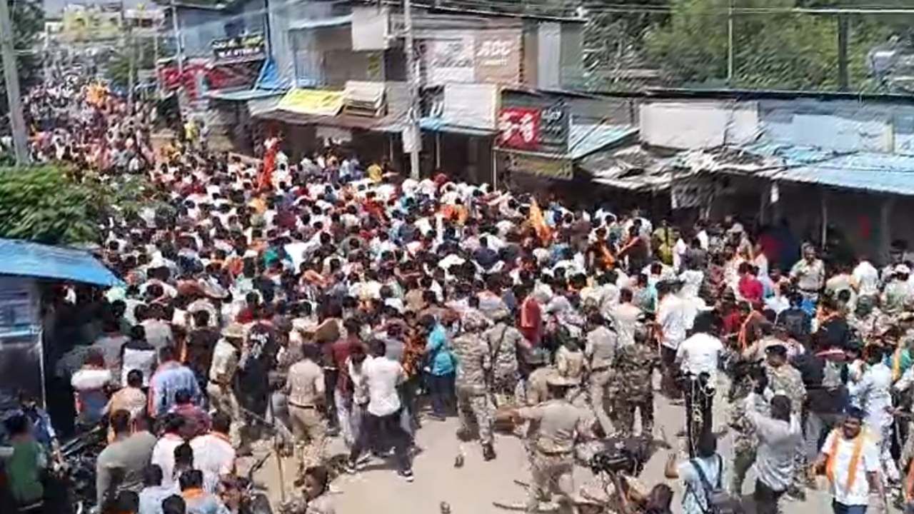 ಮದ್ದೂರು ಉದ್ವಿಗ್ನ: ಕಲ್ಲು ತೂರಿದವರ ವಿರುದ್ಧ ಭುಗಿಲೆದ್ದ ಆಕ್ರೋಶ, ಪ್ರತಿಭಟನೆ ವೇಳೆ ಮತ್ತೆ ಕಲ್ಲು ತೂರಾಟ, ಲಾಠಿಚಾರ್ಜ್ ಮದ್ದೂರು ಉದ್ವಿಗ್ನ: ಕಲ್ಲು ತೂರಿದವರ ವಿರುದ್ಧ ಭುಗಿಲೆದ್ದ ಆಕ್ರೋಶ, ಪ್ರತಿಭಟನೆ ವೇಳೆ ಮತ್ತೆ ಕಲ್ಲು ತೂರಾಟ, ಲಾಠಿಚಾರ್ಜ್