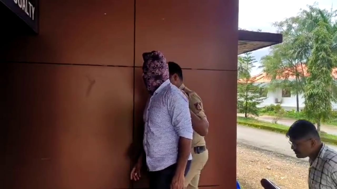 ಧರ್ಮಸ್ಥಳ ಪ್ರಕರಣ: ಗಿರೀಶ್ ಮಟ್ಟಣ್ಣನವರ್ ಬುಡಕ್ಕೆ ಬಂದ ‘ತಲೆಬುರಡೆ' ಕೇಸ್ ಧರ್ಮಸ್ಥಳ ಪ್ರಕರಣ: ಗಿರೀಶ್ ಮಟ್ಟಣ್ಣನವರ್ ಬುಡಕ್ಕೆ ಬಂದ ‘ತಲೆಬುರಡೆ' ಕೇಸ್