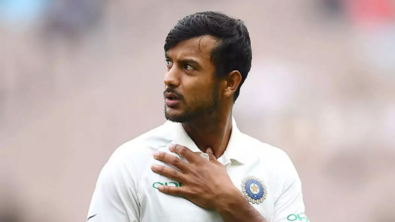 ಕನ್ನಡಿಗ ಮಯಾಂಕ್ ಅಗರ್ವಾಲ್ ಟೀಂ ಇಂಡಿಯಾದಲ್ಲಿ ಕಾಣಿಸಿಕೊಂಡು ವರ್ಷಗಳೇ ಕಳೆದಿವೆ. ಇತ್ತ ದೇಶೀ ಟೂರ್ನಿಯಲ್ಲೂ ಮಯಾಂಕ್ ಹೇಳಿಕೊಳ್ಳುವಂತಹ ಪ್ರದರ್ಶನ ನೀಡುತ್ತಿಲ್ಲ. ಹಾಗೆಯೇ ಐಪಿಎಲ್​ನಲ್ಲಿಯೂ ಆರ್​ಸಿಬಿ ತಂಡದ ಪರ ಬದಲಿ ಆಟಗಾರನಾಗಿ ಆಡಿದ್ದ ಮಯಾಂಕ್  ನಿರಾಸೆ ಮೂಡಿಸಿದ್ದರು. ಹೀಗಾಗಿ ಭಾರತ ಕ್ರಿಕೆಟ್​ನಲ್ಲಿ ಮಯಾಂಕ್ ಅವರದ್ದು ಮುಗಿದ ಅಧ್ಯಾಯ ಎನ್ನಬಹುದು.