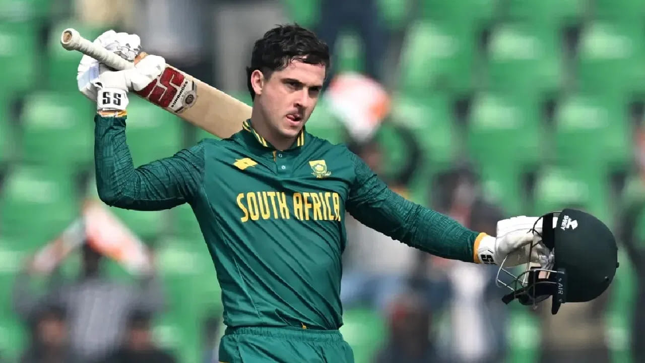 ಅಂದರೆ ಮ್ಯಾಥ್ಯೂ ಬ್ರೀಟ್ಝ್​ಕೆ ಮೊದಲ ಐದು ಪಂದ್ಯಗಳಲ್ಲಿ ಒಂದು ಶತಕ ಹಾಗೂ 4 ಅರ್ಧಶತಕಗಳೊಂದಿಗೆ  ಒಟ್ಟು 463 ರನ್​​ ಕಲೆಹಾಕಿದ್ದಾರೆ. ಈ ಮೂಲಕ ಏಕದಿನ ಕ್ರಿಕೆಟ್ ಇತಿಹಾಸದಲ್ಲೇ ಮೊದಲ ಐದು ಇನಿಂಗ್ಸ್​ಗಳಲ್ಲಿ 400+ ರನ್​ ಗಳಿಸಿದ ವಿಶ್ವದ ಏಕೈಕ ಬ್ಯಾಟರ್ ಎಂಬ ವಿಶ್ವ ದಾಖಲೆಯನ್ನು 26 ವರ್ಷದ ಮ್ಯಾಥ್ಯೂ ಬ್ರೀಟ್ಝ್​ಕೆ ತಮ್ಮದಾಗಿಸಿಕೊಂಡಿದ್ದಾರೆ.