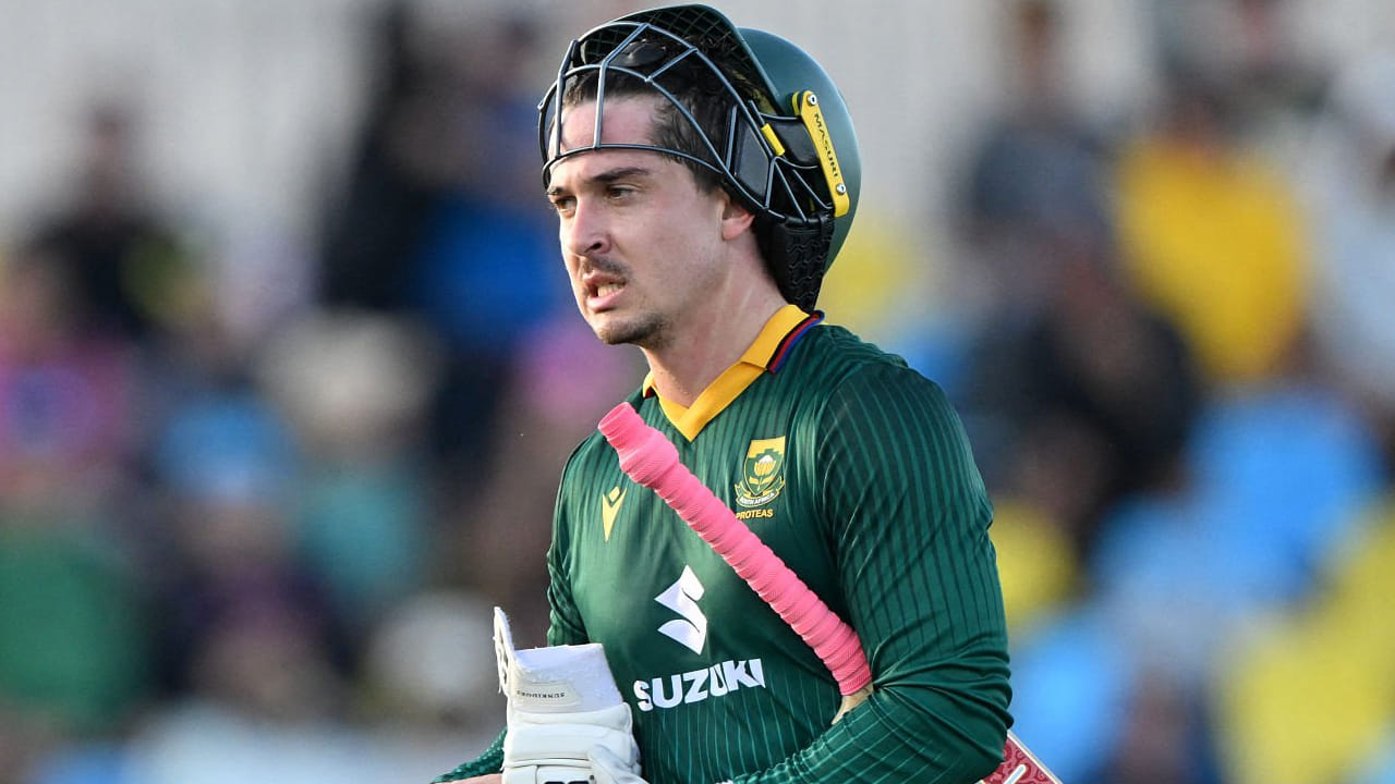 ಇದೀಗ ಕೂಪರ್ ಹೆಸರಿನಲ್ಲಿದ್ದ ವಿಶ್ವ ದಾಖಲೆಯನ್ನು ಅಳಿಸಿ ಹಾಕಿ ಮ್ಯಾಥ್ಯೂ ಬ್ರೀಟ್ಝ್​ಕೆ ಹೊಸ ಇತಿಹಾಸ ನಿರ್ಮಿಸಿದ್ದಾರೆ. ಅದು ಕೂಡ ಏಕದಿನ ಕ್ರಿಕೆಟ್​ನಲ್ಲಿ ಆಡಿದ ಮೊದಲ ಐದು ಇನಿಂಗ್ಸ್​ಗಳಲ್ಲೂ 50+ ಸ್ಕೋರ್​ಗಳಿಸುವ ಮೂಲಕ. ಅಂದರೆ ಚೊಚ್ಚಲ ಪಂದ್ಯದಲ್ಲಿ 150 ರನ್ ಬಾರಿಸಿದ್ದ ಬ್ರೀಟ್ಝ್​ಕೆ ದ್ವಿತೀಯ ಪಂದ್ಯದಲ್ಲಿ 83 ರನ್​ ಗಳಿಸಿದ್ದರು. ಇನ್ನು ಮೂರನೇ ಪಂದ್ಯದಲ್ಲಿ 57, ನಾಲ್ಕನೇ ಪಂದ್ಯದಲ್ಲಿ 88 ರನ್​ ಕಲೆಹಾಕಿದ್ದರು. ಇದೀಗ ಐದನೇ ಪಂದ್ಯದಲ್ಲಿ 85 ರನ್ ಬಾರಿಸಿದ್ದಾರೆ.