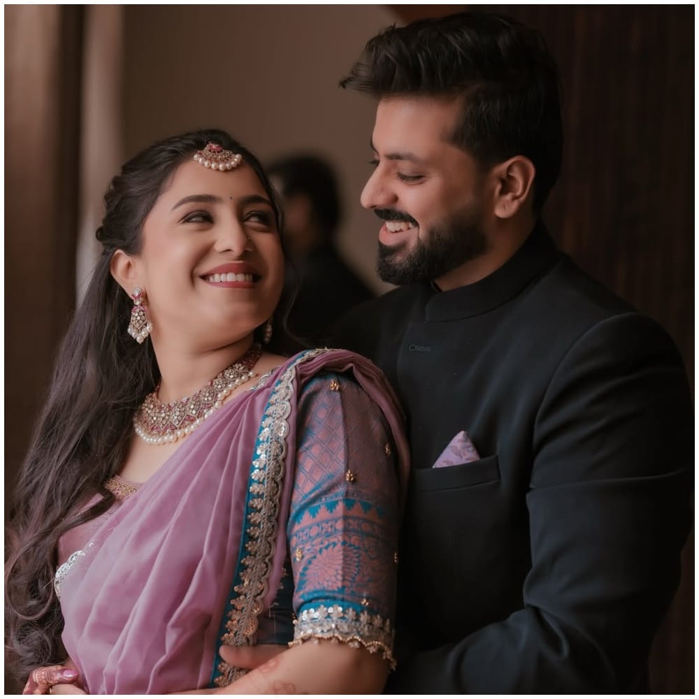 ಮೇಘಾ ವಿವಾಹ ಆಗುತ್ತಿರುವ ಹುಡುಗನ ಹೆಸರು ಭರತ್. ಇಬ್ಬರದ್ದೂ ಒಳ್ಳೆಯ ಜೋಡಿ ಎಂದು ಅನೇಕರು ಹೇಳಿದ್ದಾರೆ. ಈ ಫೋಟೋಗಳಿಗೆ ಫ್ಯಾನ್ಸ್ ಕಡೆಯಿಂದ ಭರ್ಜರಿ ಲೈಕ್ಸ್ ಸಿಗುತ್ತಾ ಇದೆ.