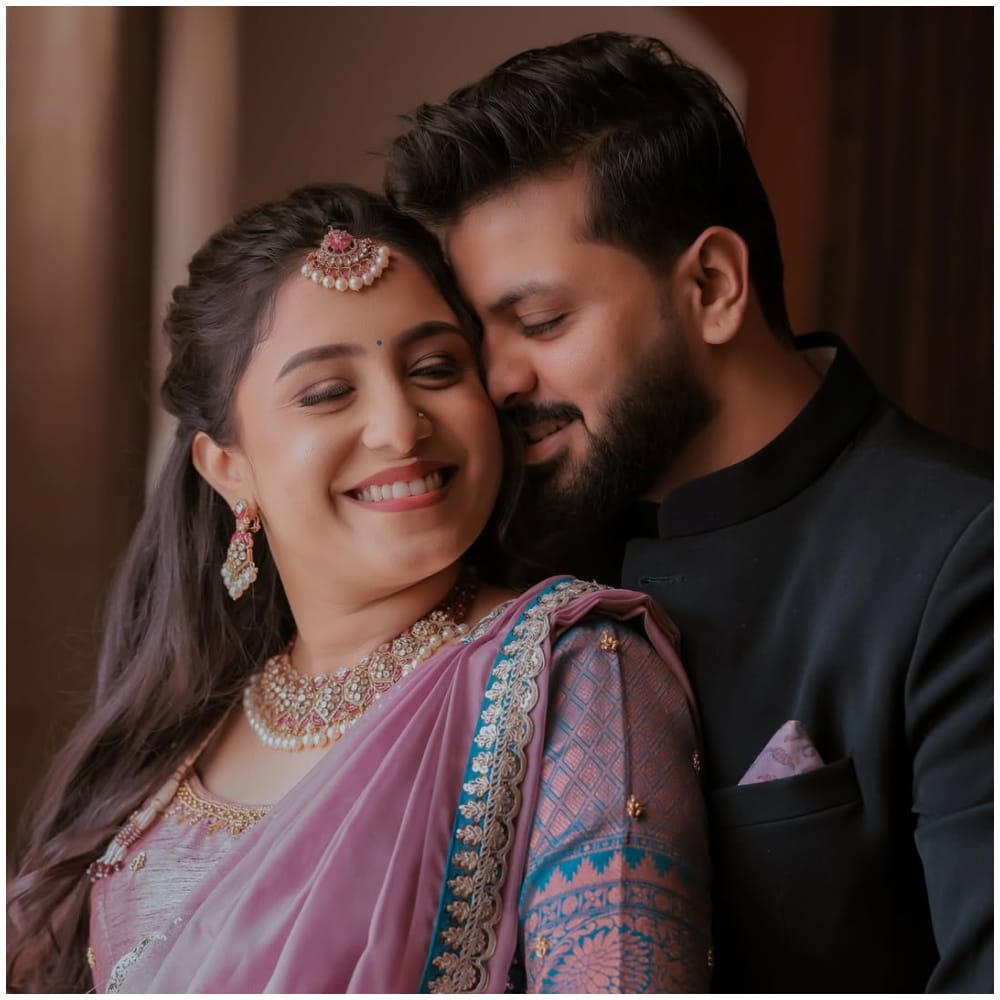 ಜೀ ಕನ್ನಡ ವಾಹನಿಯಲ್ಲಿ ಪ್ರಸಾರ ಕಾಣುತ್ತಿರುವ ‘ಅಮೃತಧಾರೆ’ ಧಾರಾವಾಹಿಯಲ್ಲಿ ಸುಧಾ ಹೆಸರಿನ ಪಾತ್ರವನ್ನು ಮೇಘಾ ಶೆಣೋಯ್ ಅವರು ನಿರ್ವಹಿಸುತ್ತಿದ್ದಾರೆ. ಅವರಿಗೆ ಈಗ ನಿಶ್ಚಿತಾರ್ಥ ನೆರವೇರಿದೆ. ಆ ಫೋಟೋಗಳನ್ನು ಅವರು ಸೋಶಿಯಲ್ ಮೀಡಿಯಾದಲ್ಲಿ ಹಂಚಿಕೊಂಡಿದ್ದಾರೆ.