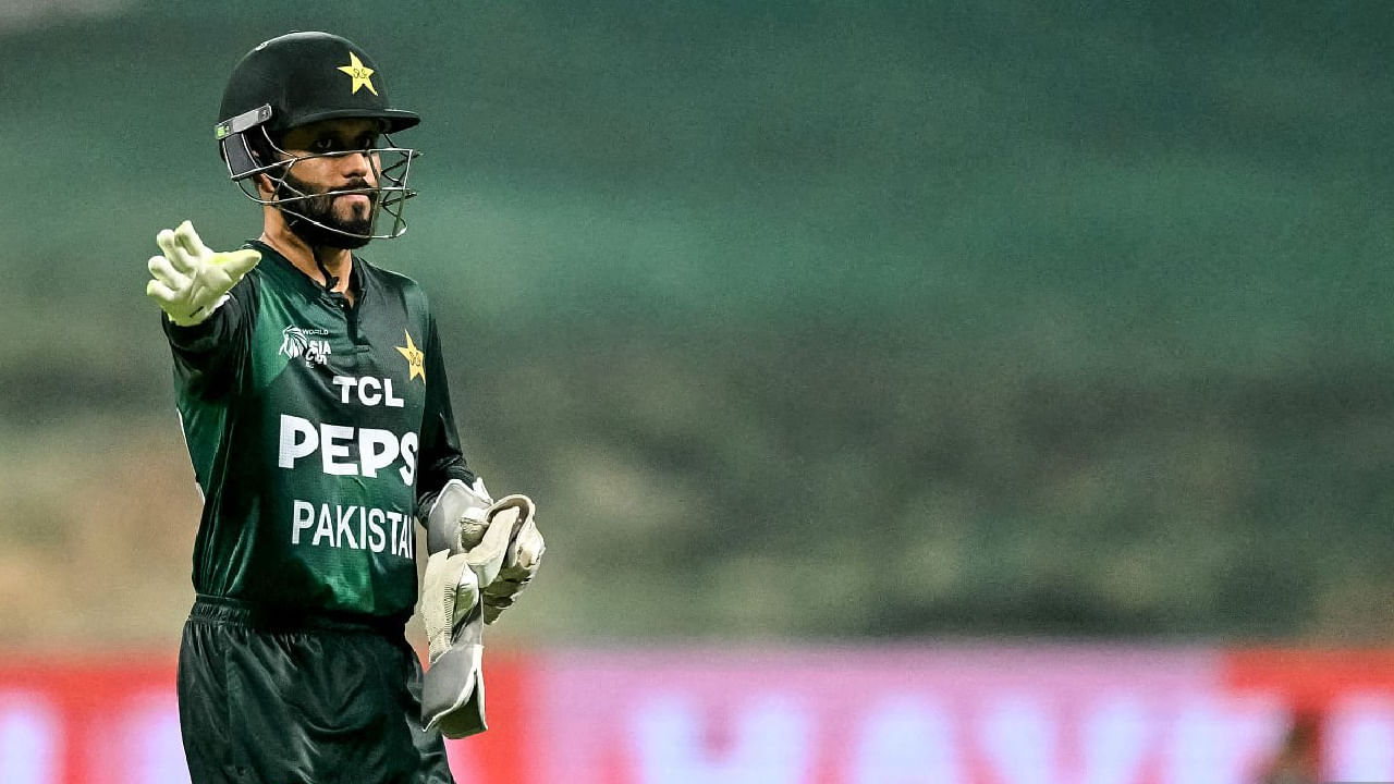 ಇದೀಗ ಮೊಹಮ್ಮದ್ ಹಾರಿಸ್ ಗಾಯಗೊಂಡಿದ್ದಾರೆ. ಒಂದು ವೇಳೆ ಅವರು ಫೈನಲ್ ಪಂದ್ಯದಿಂದ ಹೊರಗುಳಿದರೆ, ಬದಲಿಯಾಗಿ ಕಣಕ್ಕಿಳಿಯಲು ಪಾಕ್ ತಂಡದಲ್ಲಿಲ್ಲ ವಿಕೆಟ್ ಕೀಪರ್ ಇಲ್ಲ. ಅಂದರೆ 15 ಸದಸ್ಯರುಗಳ ತಂಡದಲ್ಲಿ ಇದ್ದ ಏಕೈಕ ವಿಕೆಟ್ ಕೀಪರ್ ಹಾರಿಸ್. ಇದೀಗ ಹೆಚ್ಚುವರಿ ವಿಕೆಟ್ ಕೀಪರ್ ಇಲ್ಲದೆ ಫೈನಲ್ ಪಂದ್ಯಕ್ಕೂ ಮುನ್ನ ಪಾಕಿಸ್ತಾನ್ ತಂಡ ಸಂಕಷ್ಟಕ್ಕೆ ಸಿಲುಕಿದೆ.