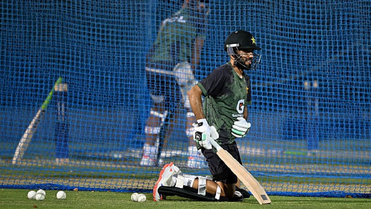 ಶನಿವಾರ ಬ್ಯಾಟಿಂಗ್ ಅಭ್ಯಾಸ ನಡೆಸುತ್ತಿದ್ದ ವೇಳೆ ವಾಸಿಂ ಜೂನಿಯರ್ ಎಸೆದ ಚೆಂಡು ಮೊಹಮ್ಮದ್ ಹಾರಿಸ್ ಅವರ ಹೊಟ್ಟೆಗೆ ಬಡಿದಿದೆ. ಈ ನೋವಿನಿಂದಾಗಿ ಹಾರಿಸ್ ಅರ್ಧದಲ್ಲೇ ಅಭ್ಯಾಸ ನಿಲ್ಲಿಸಿ ಮರಳಿದ್ದಾರೆ. ಇತ್ತ ಹಾರಿಸ್ ಗಾಯಗೊಂಡಿರುವುದು ಪಾಕ್ ಪಡೆಯ ಚಿಂತೆಯನ್ನು ಹೆಚ್ಚಿಸಿದೆ.