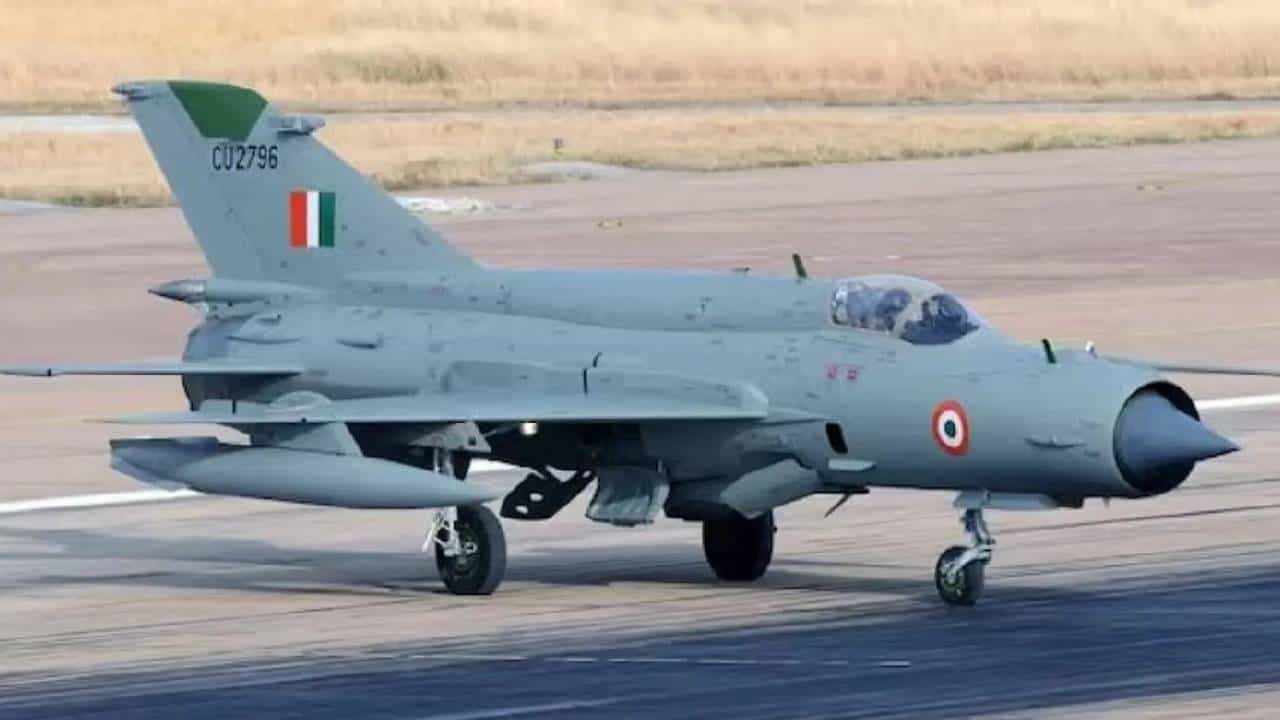 MiG-21 Farewell: 1965ರ ಯುದ್ಧದಿಂದ ಬಾಲಕೋಟ್ ದಾಳಿವರೆಗೆ, 6 ದಶಕಗಳ ಸೇವೆ ಮುಗಿಸಿ ಹೊರಟ ಯುದ್ಧ ವಿಮಾನ ಮಿಗ್-21 MiG-21 Farewell: 1965ರ ಯುದ್ಧದಿಂದ ಬಾಲಕೋಟ್ ದಾಳಿವರೆಗೆ, 6 ದಶಕಗಳ ಸೇವೆ ಮುಗಿಸಿ ಹೊರಟ ಯುದ್ಧ ವಿಮಾನ ಮಿಗ್-21