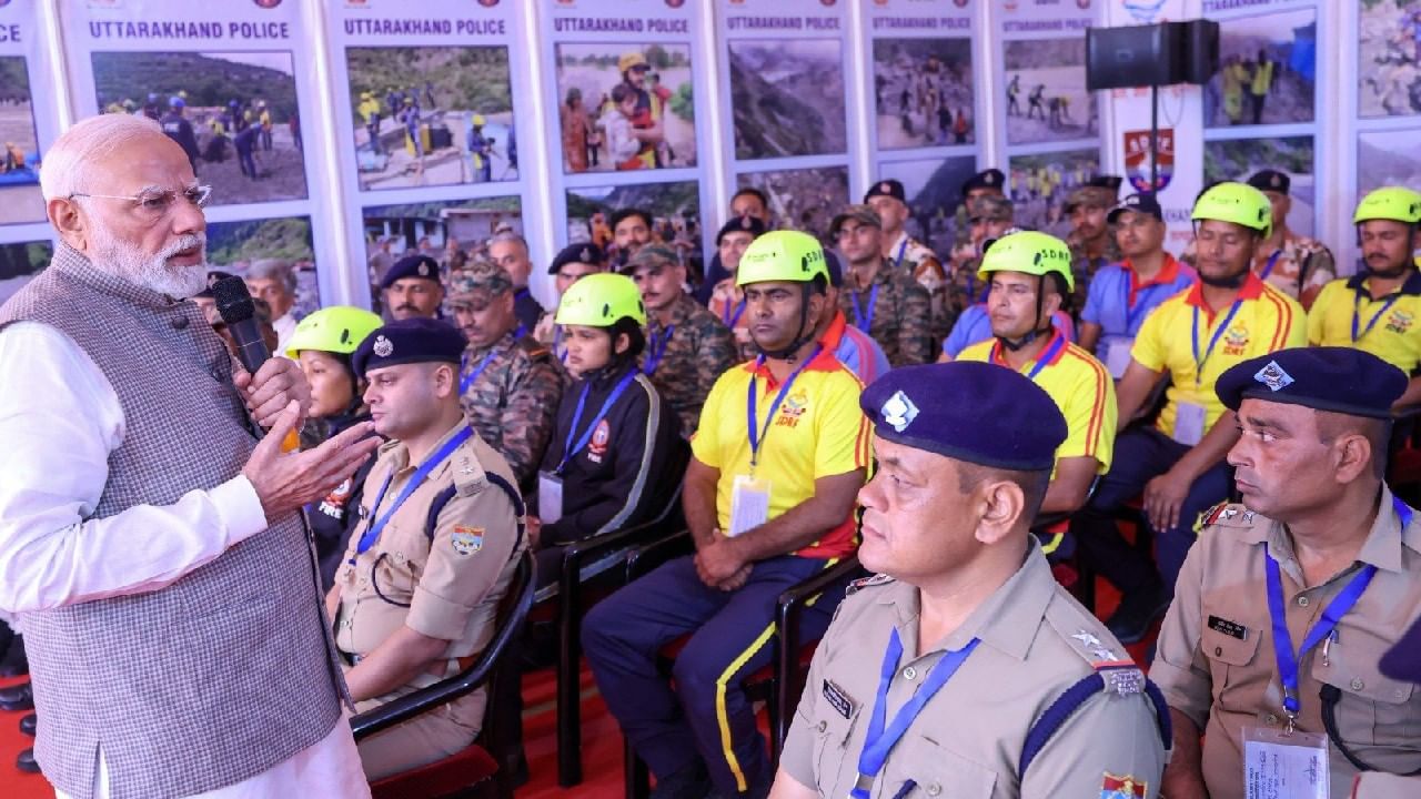 ಡೆಹ್ರಾಡೂನ್​​ನಲ್ಲಿ ಪ್ರವಾಹದ ರಕ್ಷಣಾ ಸಿಬ್ಬಂದಿ ಜೊತೆ ಪ್ರಧಾನಿ ನರೇಂದ್ರ ಮೋದಿ ಸಂವಾದ