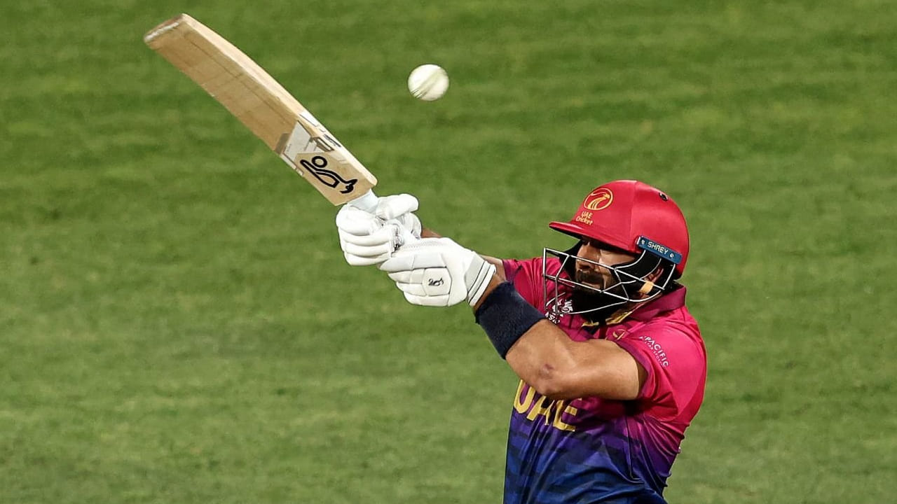 ಶಾರ್ಜಾದಲ್ಲಿ ನಡೆದ ಅಫ್ಗಾನಿಸ್ತಾನ್ ವಿರುದ್ಧದ ಪಂದ್ಯದಲ್ಲಿ ಆರಂಭಿಕನಾಗಿ ಕಣಕ್ಕಿಳಿದ ಮುಹಮ್ಮದ್ ವಸೀಮ್ 37 ಎಸೆತಗಳಲ್ಲಿ 6 ಭರ್ಜರಿ ಸಿಕ್ಸ್ ಹಾಗೂ 4 ಫೋರ್​ಗಳೊಂದಿಗೆ 67 ರನ್ ಬಾರಿಸಿದ್ದರು. ಈ 6 ಸಿಕ್ಸ್​ಗಳೊಂದಿಗೆ ಟಿ20 ಕ್ರಿಕೆಟ್​ನಲ್ಲಿ ಅತ್ಯಧಿಕ ಸಿಕ್ಸ್ ಸಿಡಿಸಿದ ಕ್ಯಾಪ್ಟನ್ ಎಂಬ ವಿಶ್ವ ದಾಖಲೆ ವಸೀಮ್ ಪಾಲಾಯಿತು.