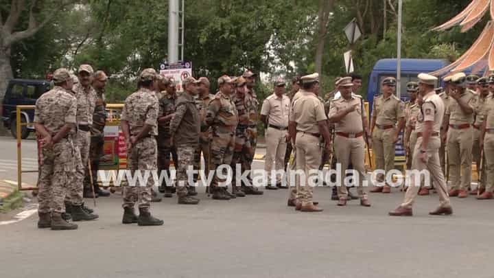 ದಸರಾ ಮಹೋತ್ಸವ: ಇಡೀ ಮೈಸೂರು ಖಾಕಿಮಯ, ಎಲ್ಲೆಲ್ಲೂ ಪೊಲೀಸ್ ಬಂದೋಬಸ್ತ್ ದಸರಾ ಮಹೋತ್ಸವ: ಇಡೀ ಮೈಸೂರು ಖಾಕಿಮಯ, ಎಲ್ಲೆಲ್ಲೂ ಪೊಲೀಸ್ ಬಂದೋಬಸ್ತ್